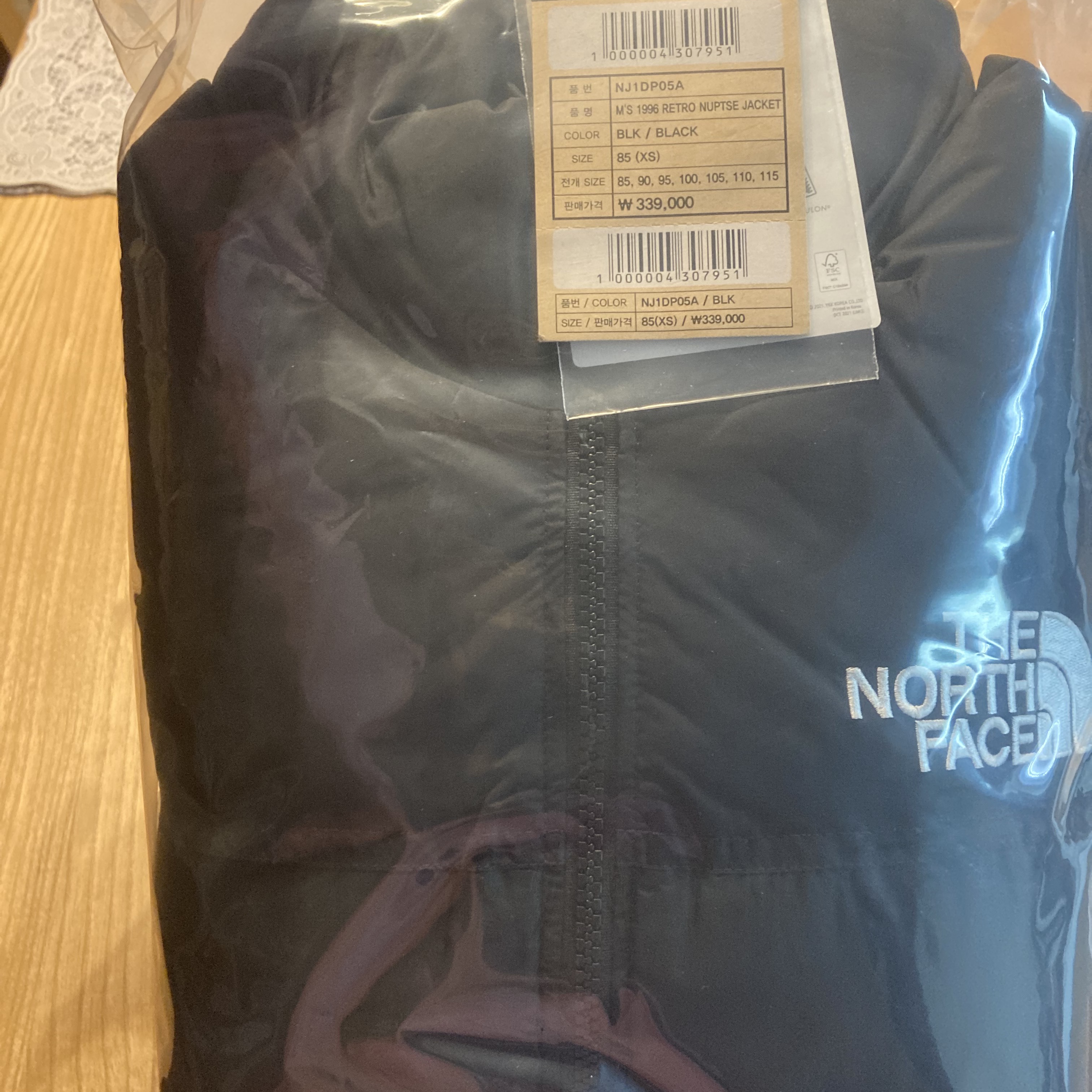 The North Face 1996 Retro Nuptse Jacket Black 착용 스타일
