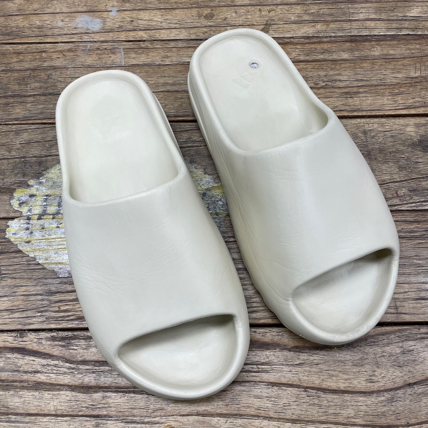 Adidas Yeezy Slide Bone 2022/2023 착용 스타일