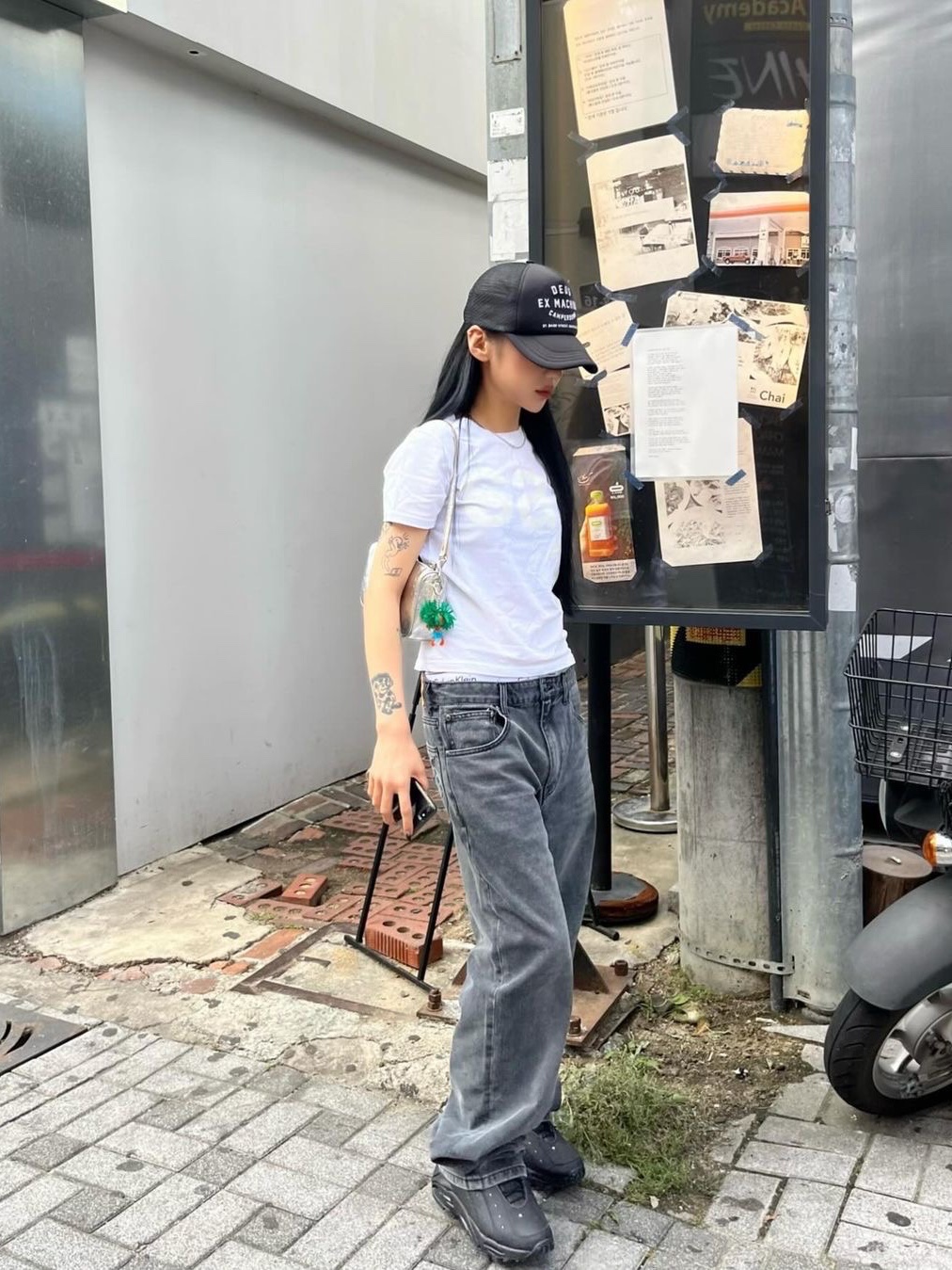 [예약 배송][KREAM 단독] Safarispot 1/2 Basic Safari T-Shirt White, [예약 배송][KREAM 단독] Safarispot Basic Safari T-Shirt White 착용 스타일 - 1