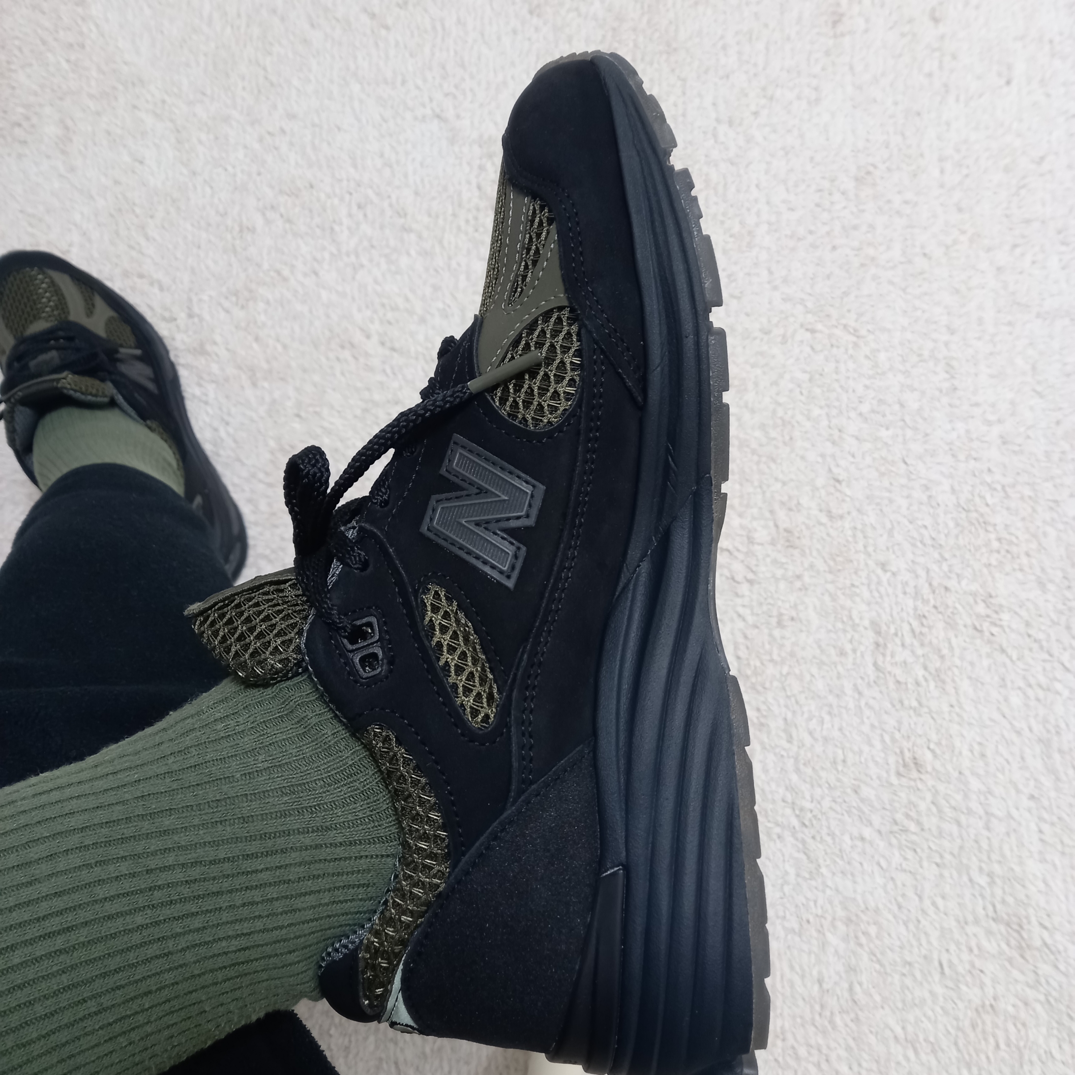 New Balance x Stone Island 991v2 Made in UK Black Olive Night, Stone Island 313L1 Stretch Broken Twill Cotton Garment Dyed Old Effect Cargo Pants Black - 23FW 착용 스타일 - 3