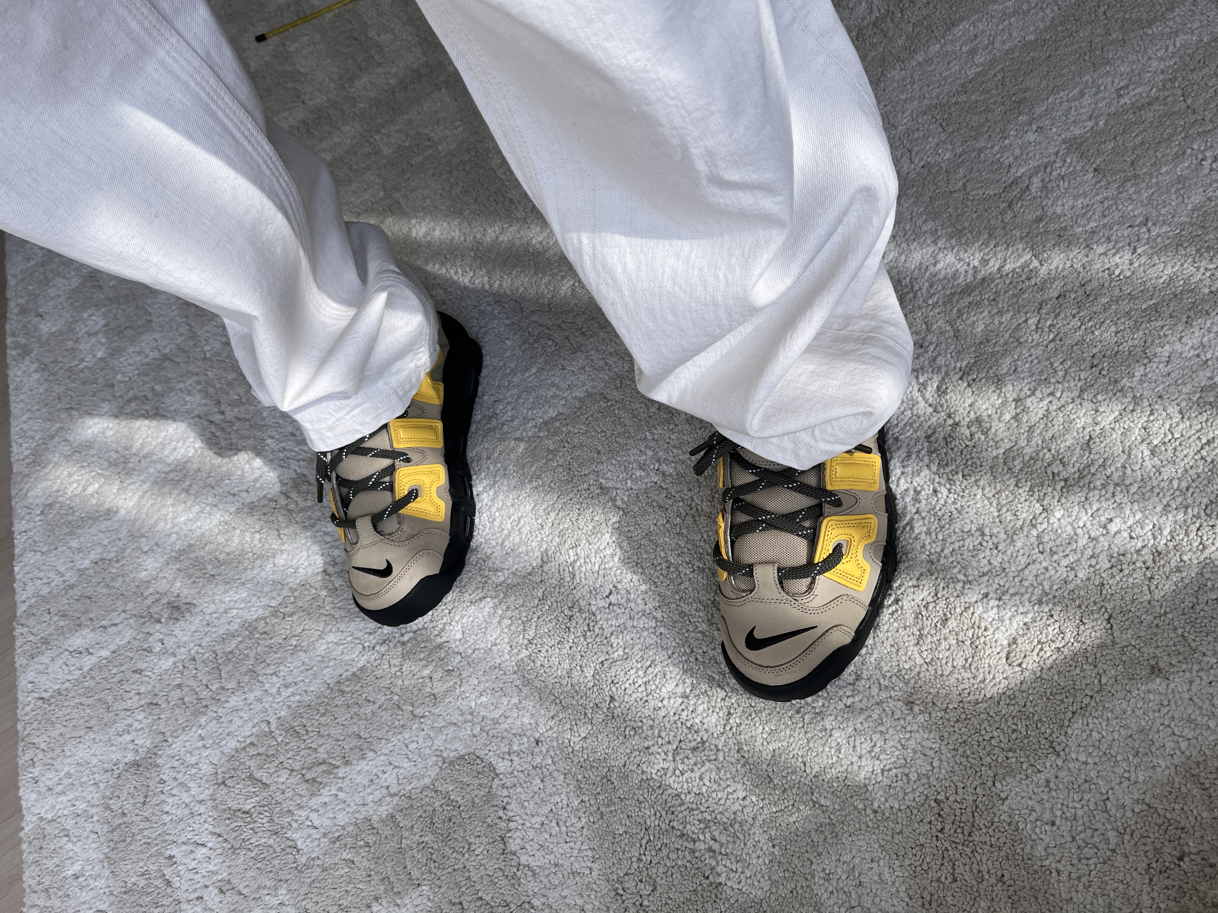 Nike x Ambush Air More Uptempo Low Vivid Sulfur and Limestone 착용 스타일 - 1