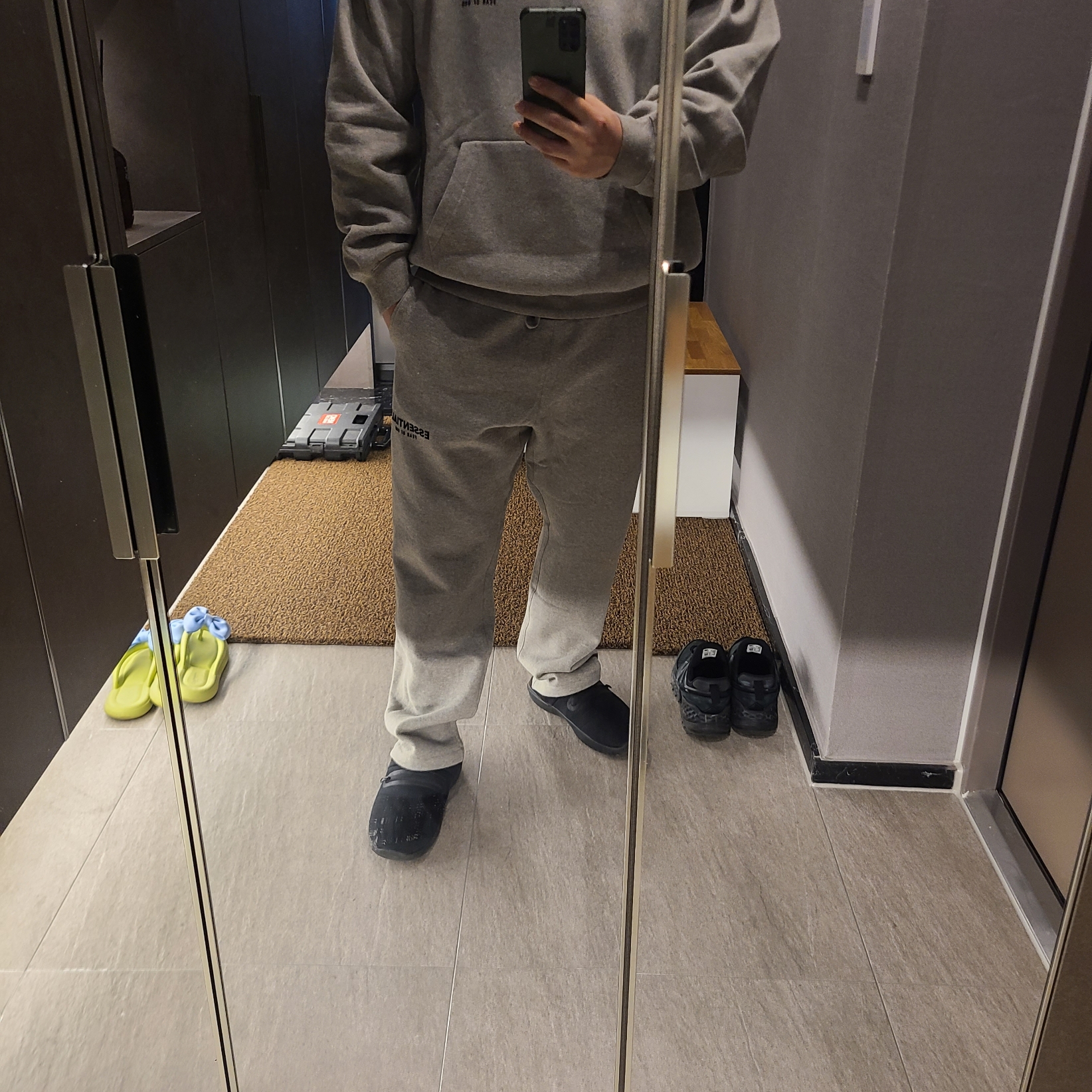 Essentials The Core Collection Hoodie Dark Oatmeal, Essentials The Core Collection Relaxed Sweatpants Dark Oatmeal 착용 스타일 - 3