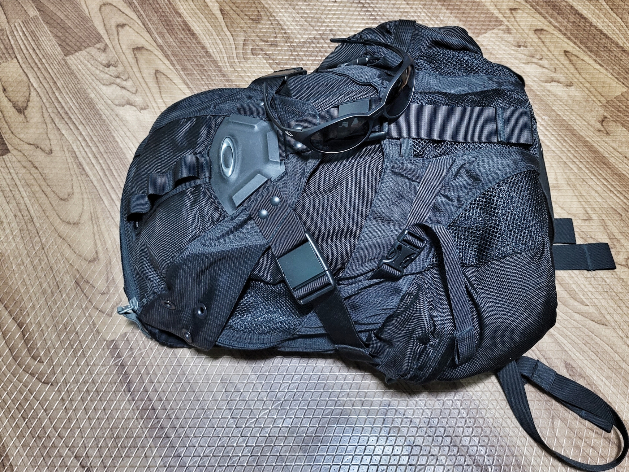 Oakley Icon Backpack 3.0 Black, Oakley Eye Jacket Redux Matte Black Frame Prizm Grey Lenses High Bridge Fit 착용 스타일