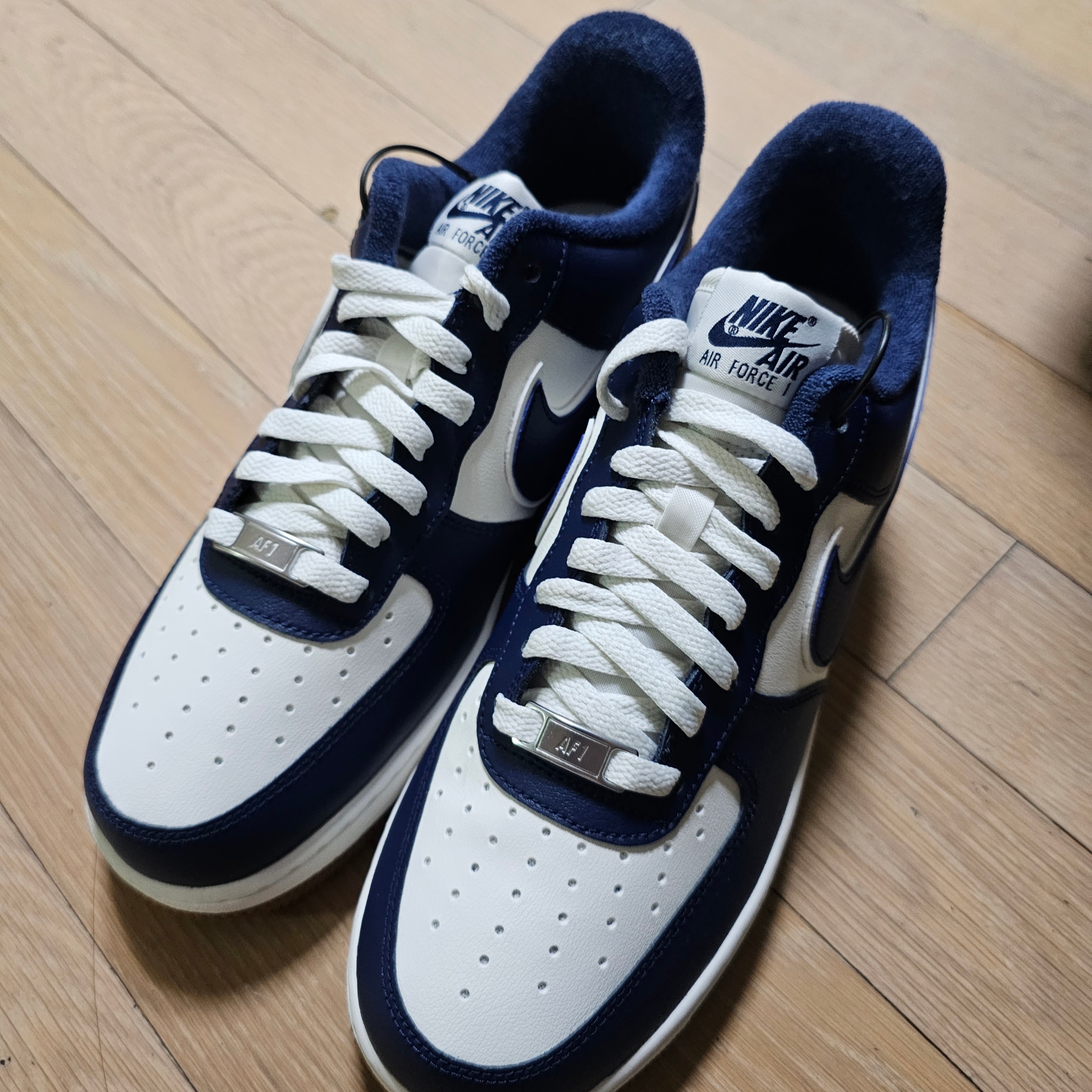Nike Air Force 1 '07 LV8 Midnight Navy 착용 스타일