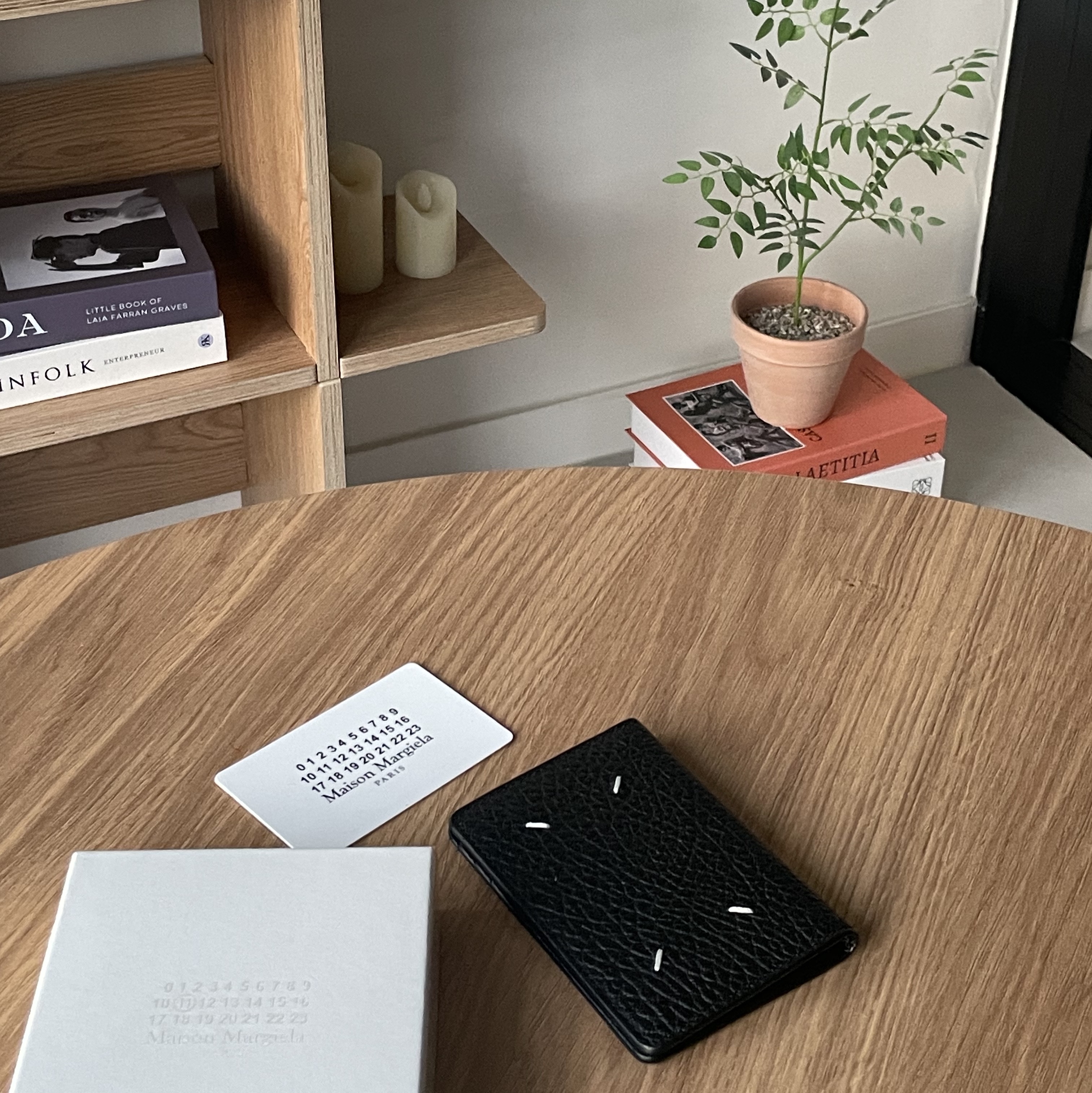 Maison Margiela Bovine Leather Card Holder Black 착용 스타일
