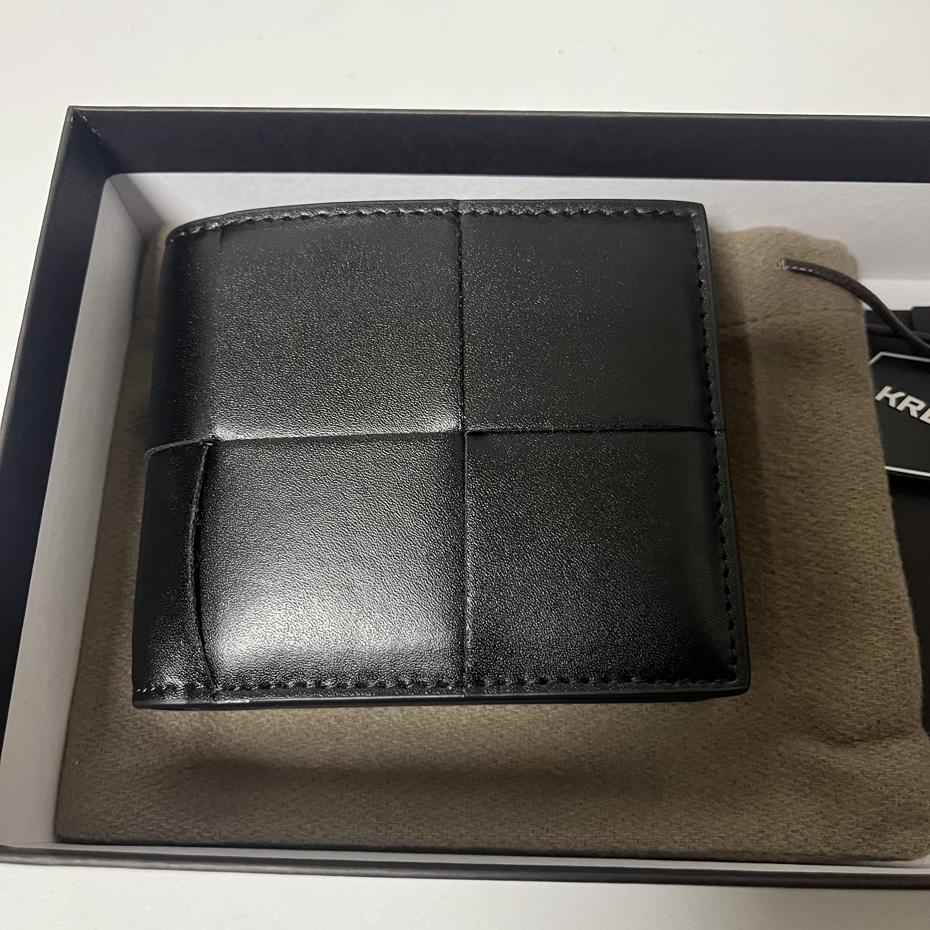 Bottega Veneta Bi-Fold Wallet Black 착용 스타일 - 2