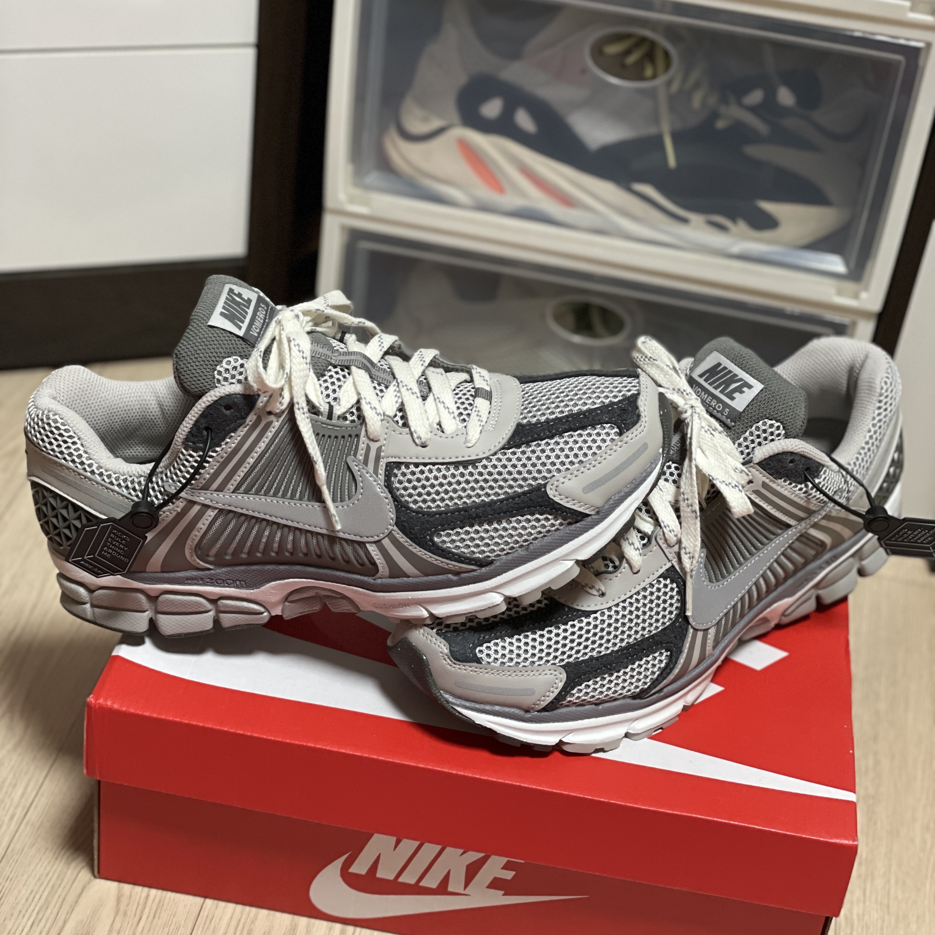 Nike Zoom Vomero 5 PRM Light Iron Ore and Flat Fewter, Adidas Yeezy Boost 700 Wave Runner Solid Grey 2021/2022 착용 스타일 - 2