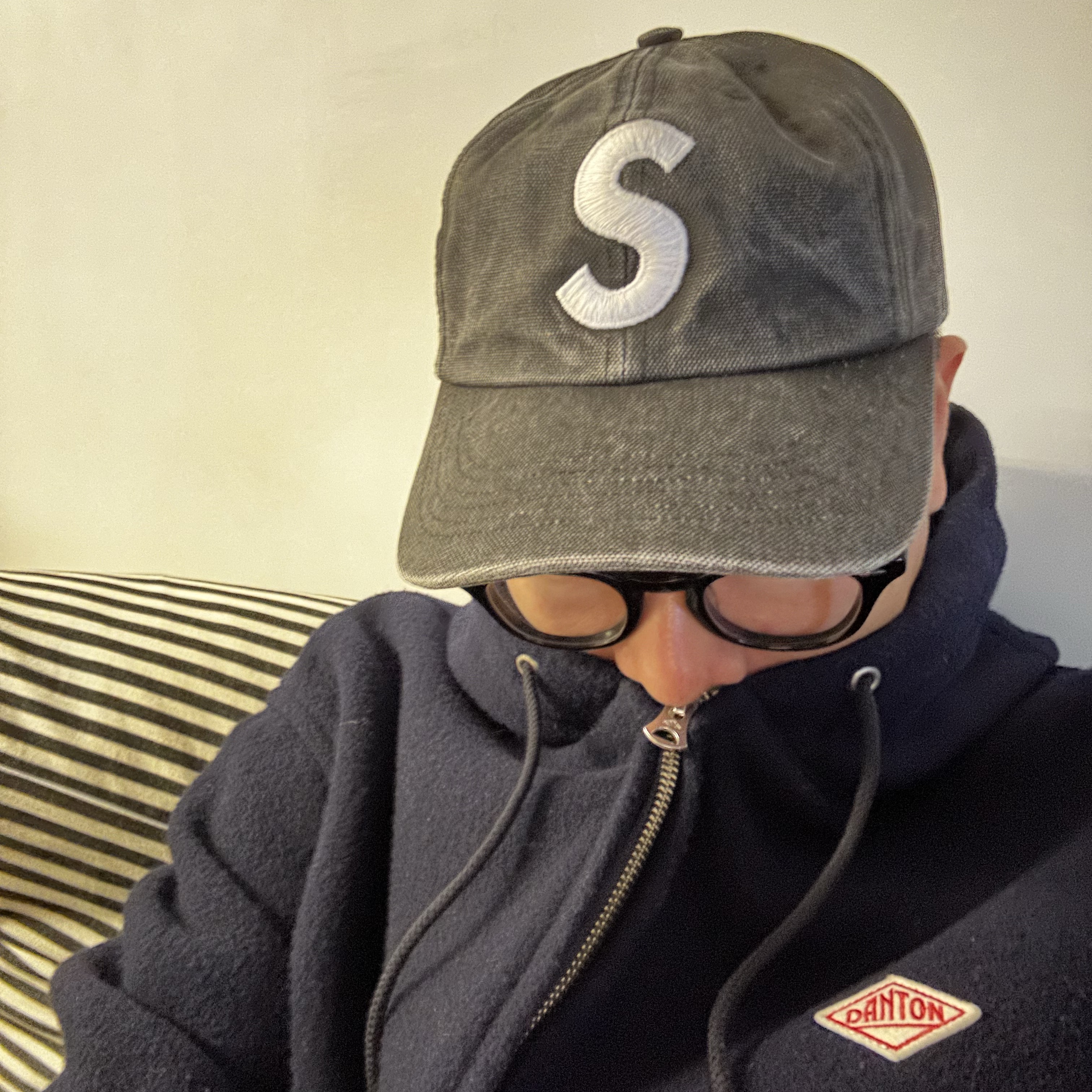 Supreme Pigment Canvas S Logo 6-Panel Black - 23SS 착용 스타일