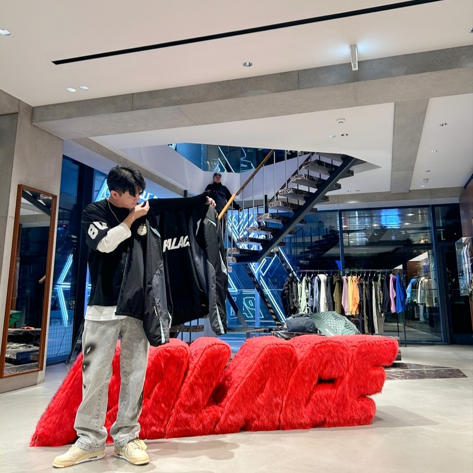 Palace Pro Shell Jacket Black - 23FW, Ader Error x Zara Backpack Black 착용 스타일 - 2