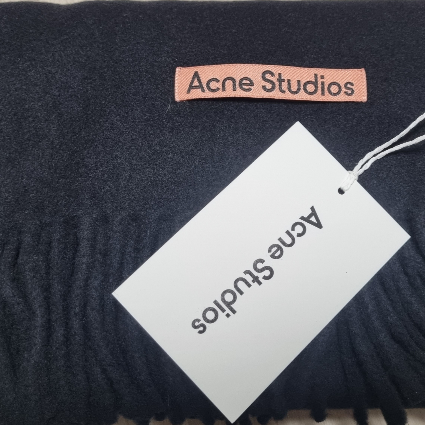 Acne Studios Narrow Wool Fringe Muffler Black 착용 스타일