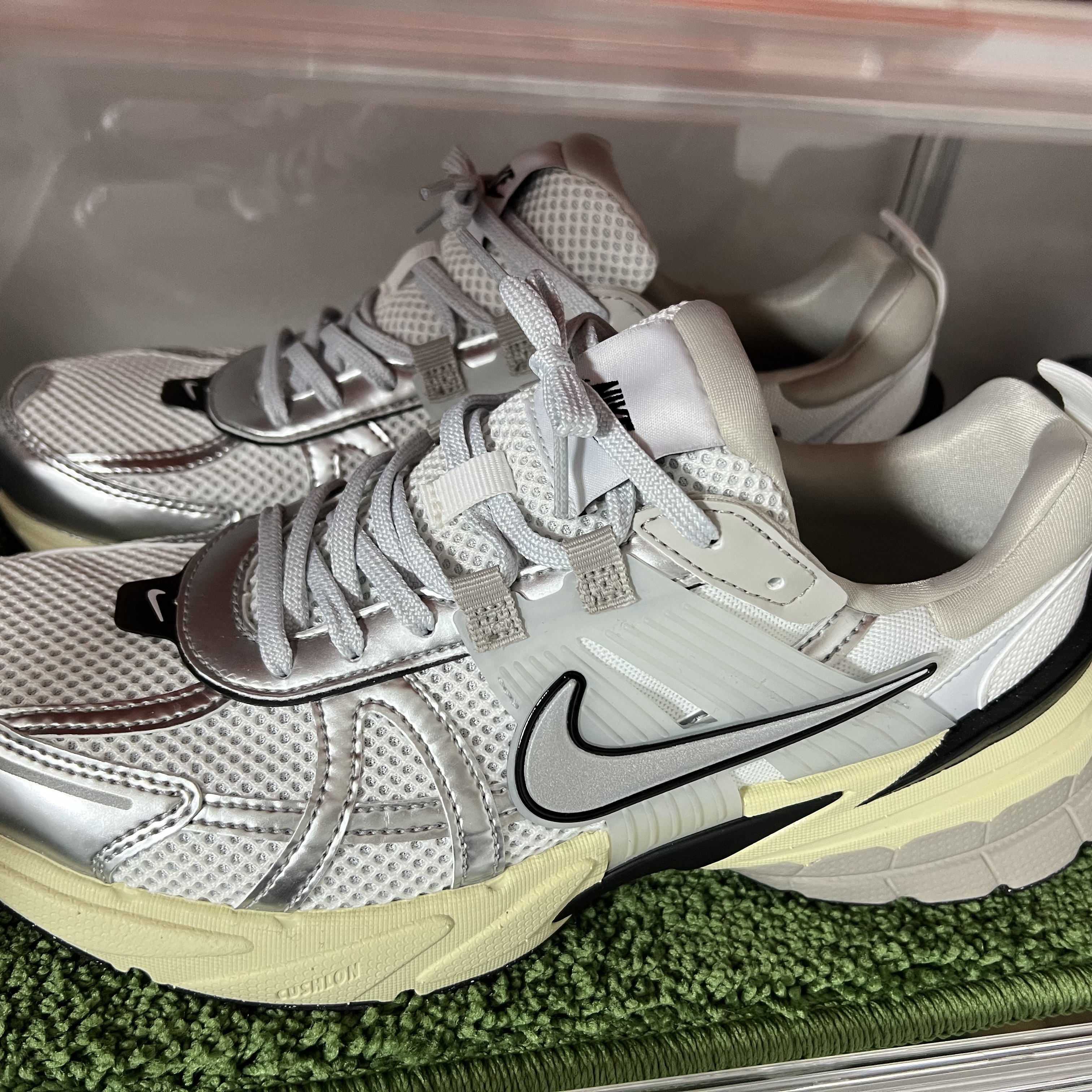 Nike V2K Run Summit White Metallic Silver 착용 스타일