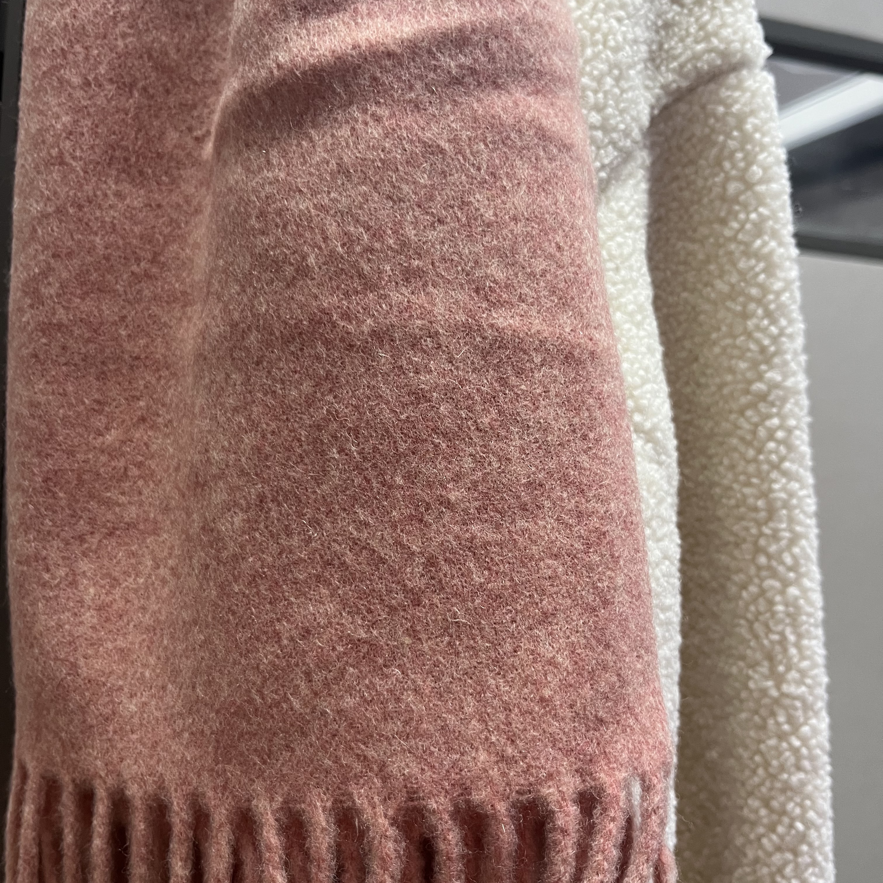 Acne Studios Wool Fringe Muffler Rose Melange 착용 스타일