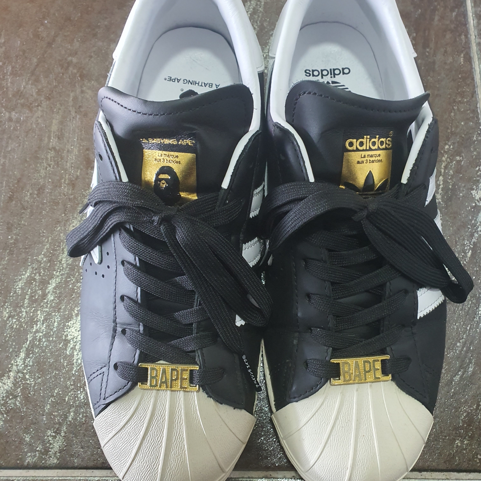 Adidas x BAPE Superstar 80s Core Black Off White 착용 스타일 - 2