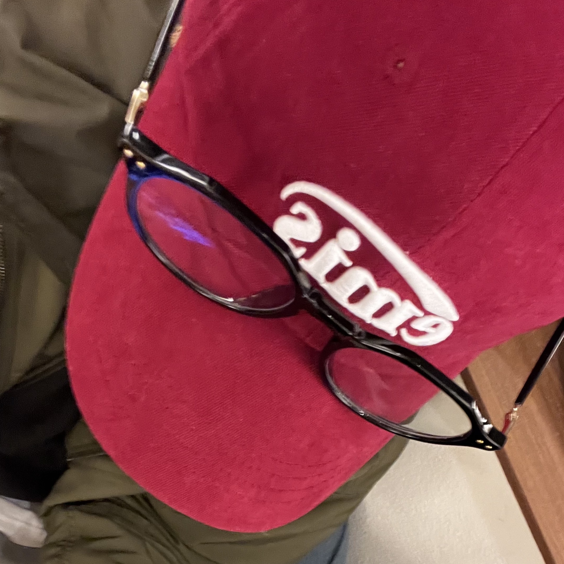 Emis New Logo Emis Cap Burgundy 착용 스타일