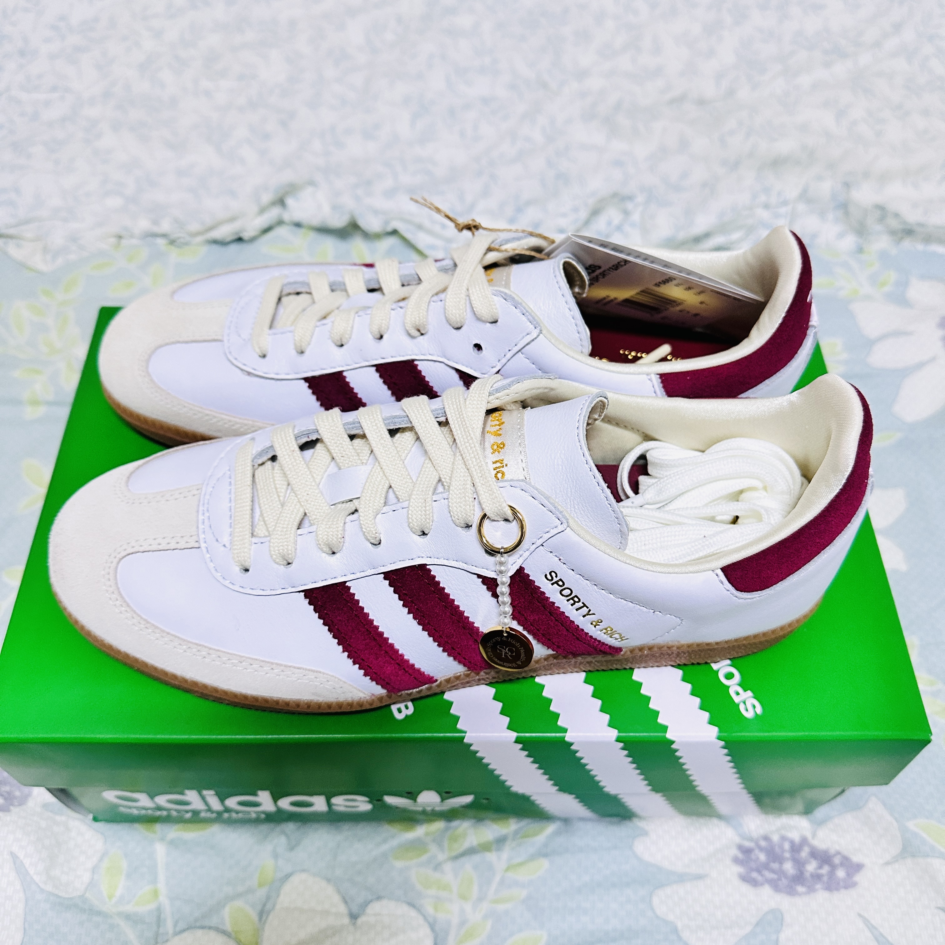 Adidas x Sporty & Rich Samba OG Cloud White Collegiate Burgundy 착용 스타일 - 2