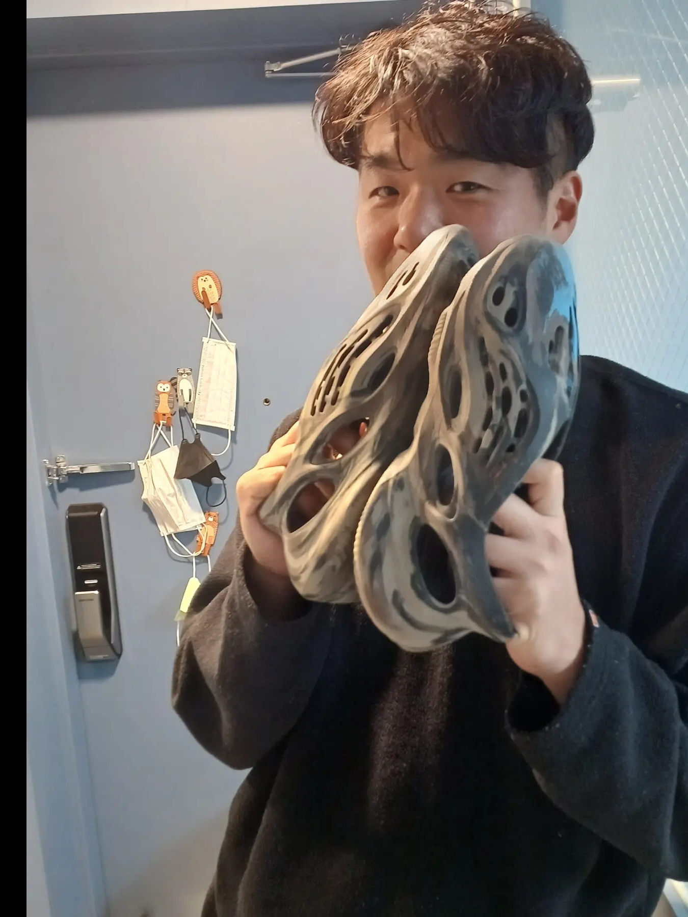 Adidas Yeezy Foam RNNR MX Cinder 착용 스타일