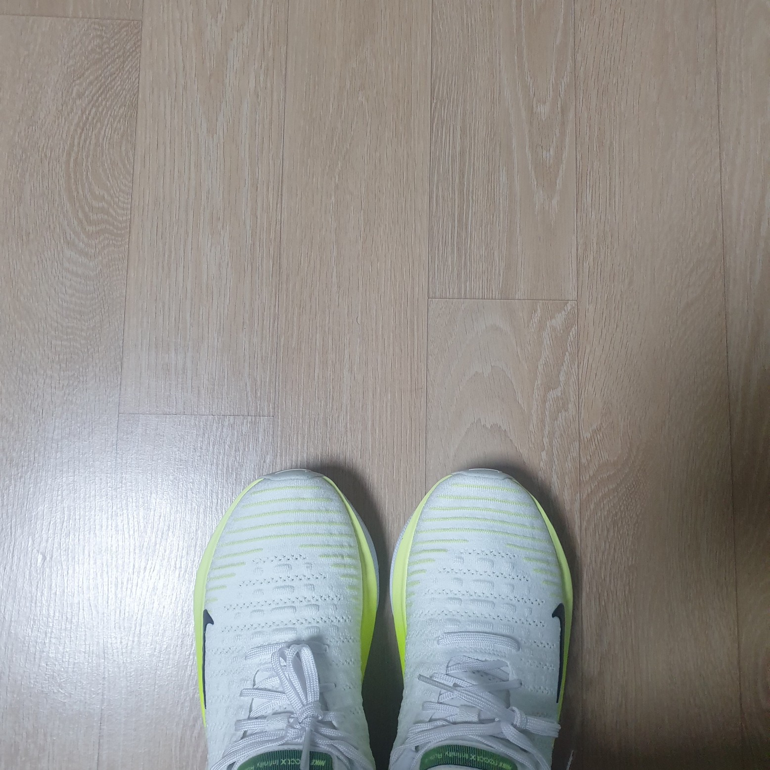 Nike ReactX Infinity Run 4 White Light Lemon Twist 착용 스타일