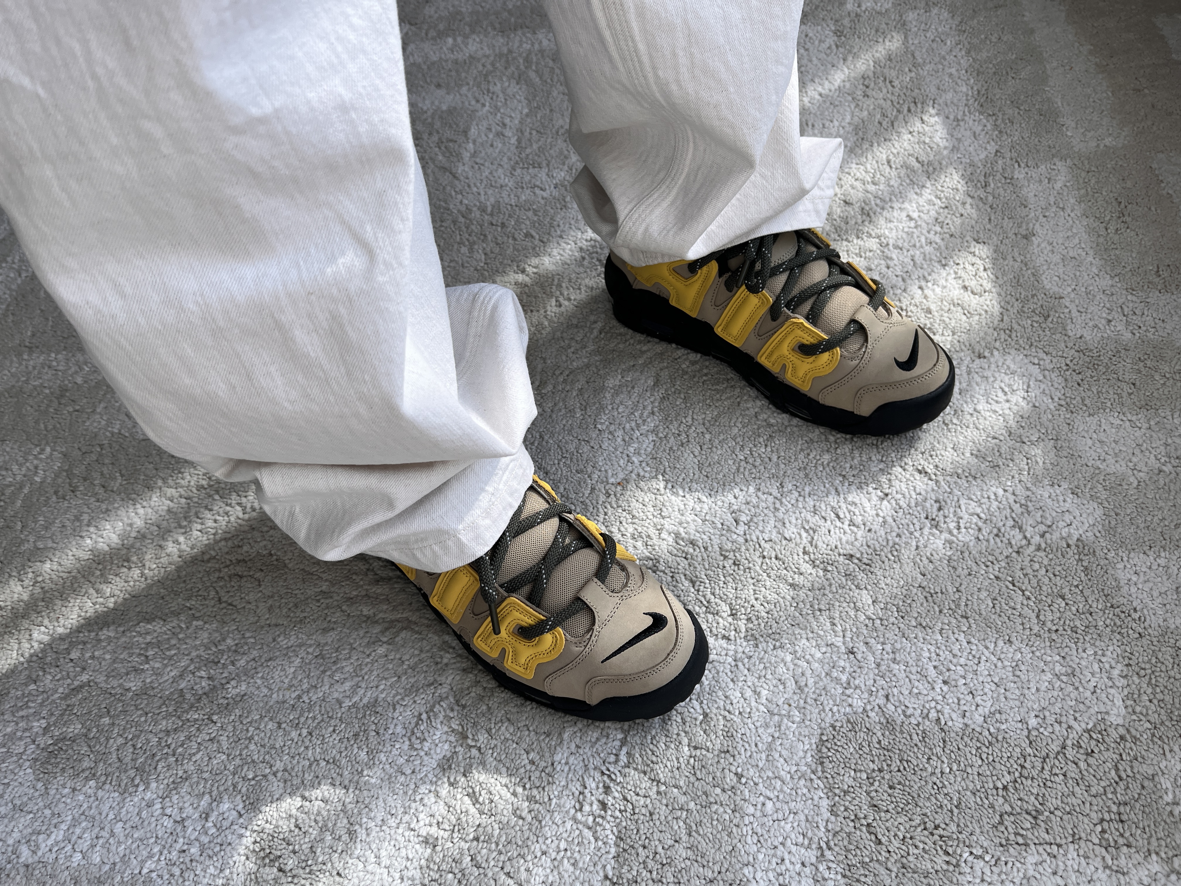 Nike x Ambush Air More Uptempo Low Vivid Sulfur and Limestone 착용 스타일 - 2