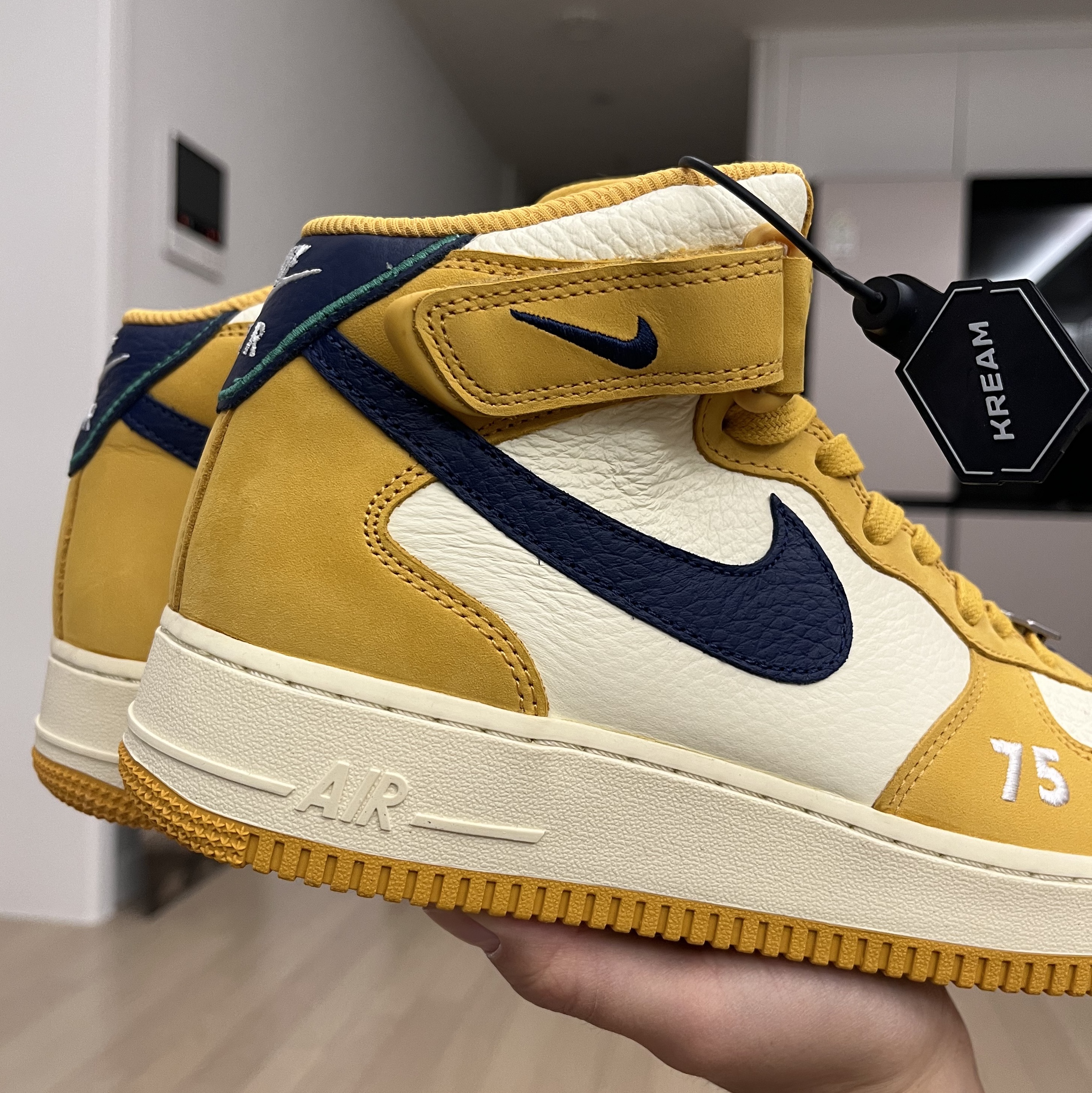 Nike Air Force 1 Mid Paris 착용 스타일 - 3
