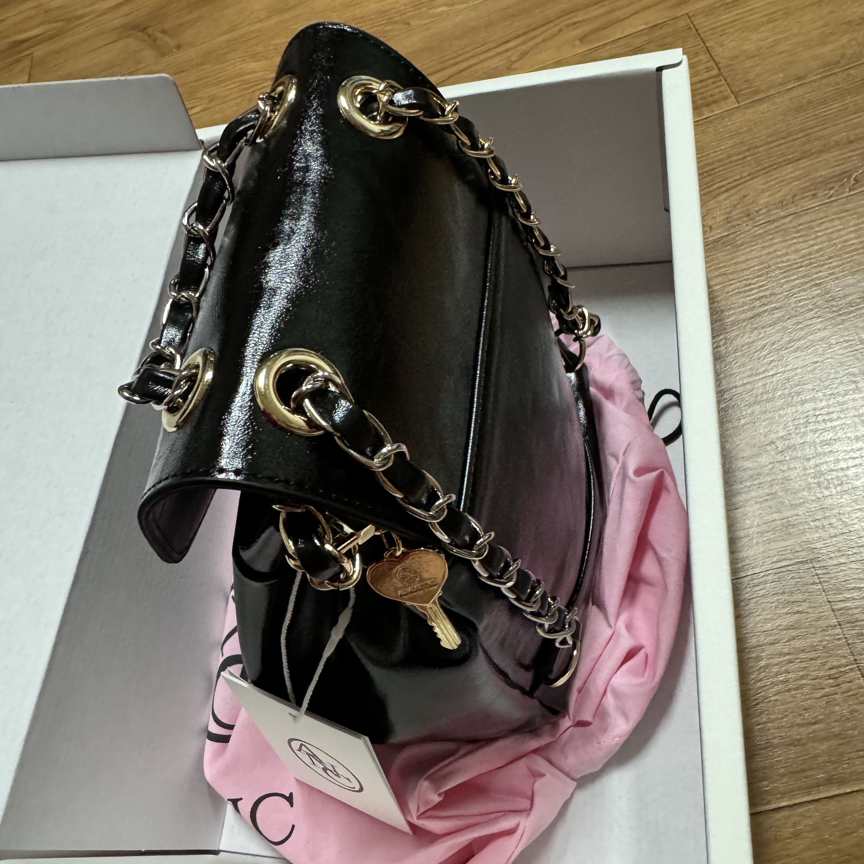 [KREAM 단독] Anoetic Heart Classic Backpack with Keyring Black 착용 스타일 - 2