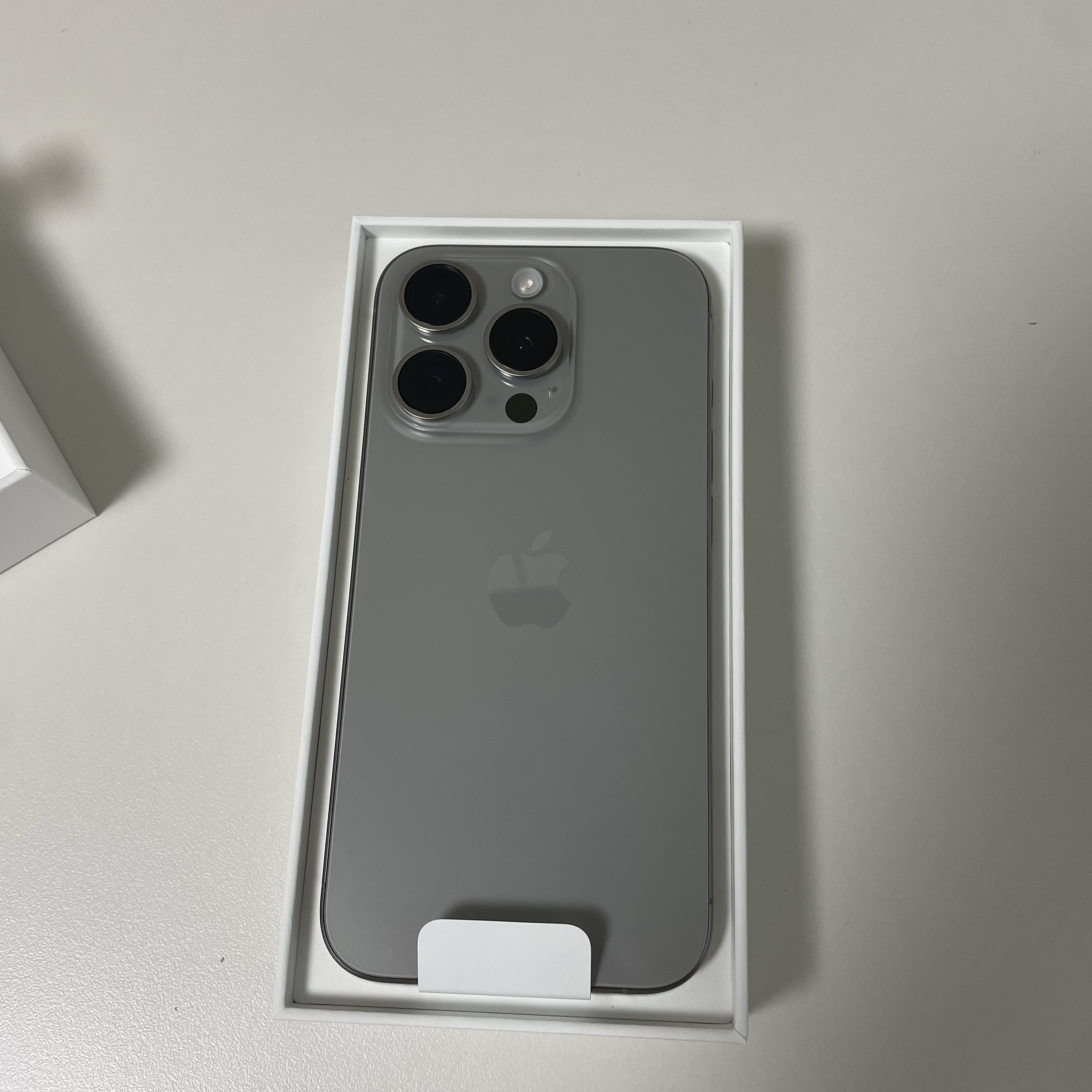 Apple iPhone 15 Pro 256GB Natural Titanium (Korean Ver.) 착용 스타일