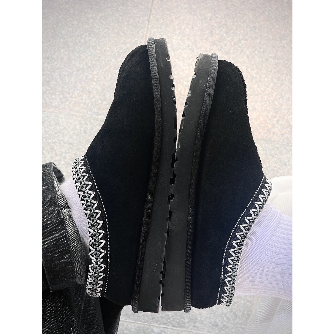 (W) UGG Tasman Slipper Black, UGG Tasman Black 착용 스타일 - 2
