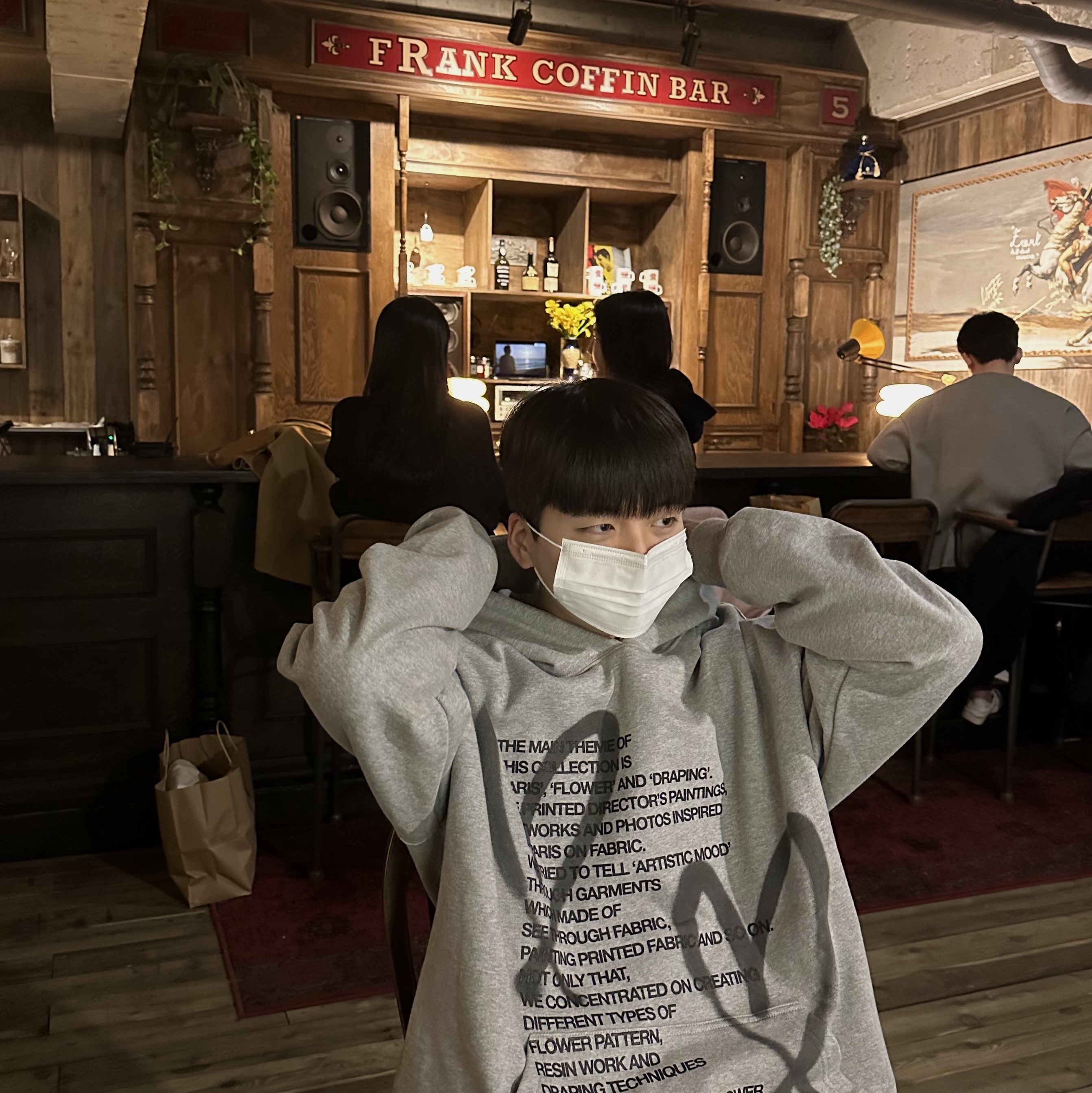 [KREAM 단독] The Museum Visitor Heart Sprayed Hoody Grey - 22PF 착용 스타일 - 2