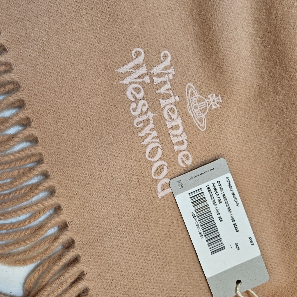 Vivienne Westwood Embroidered Logo Muffler Powder Pink, Vivienne Westwood Embroidered Lambswool Muffler Rose 착용 스타일 - 1