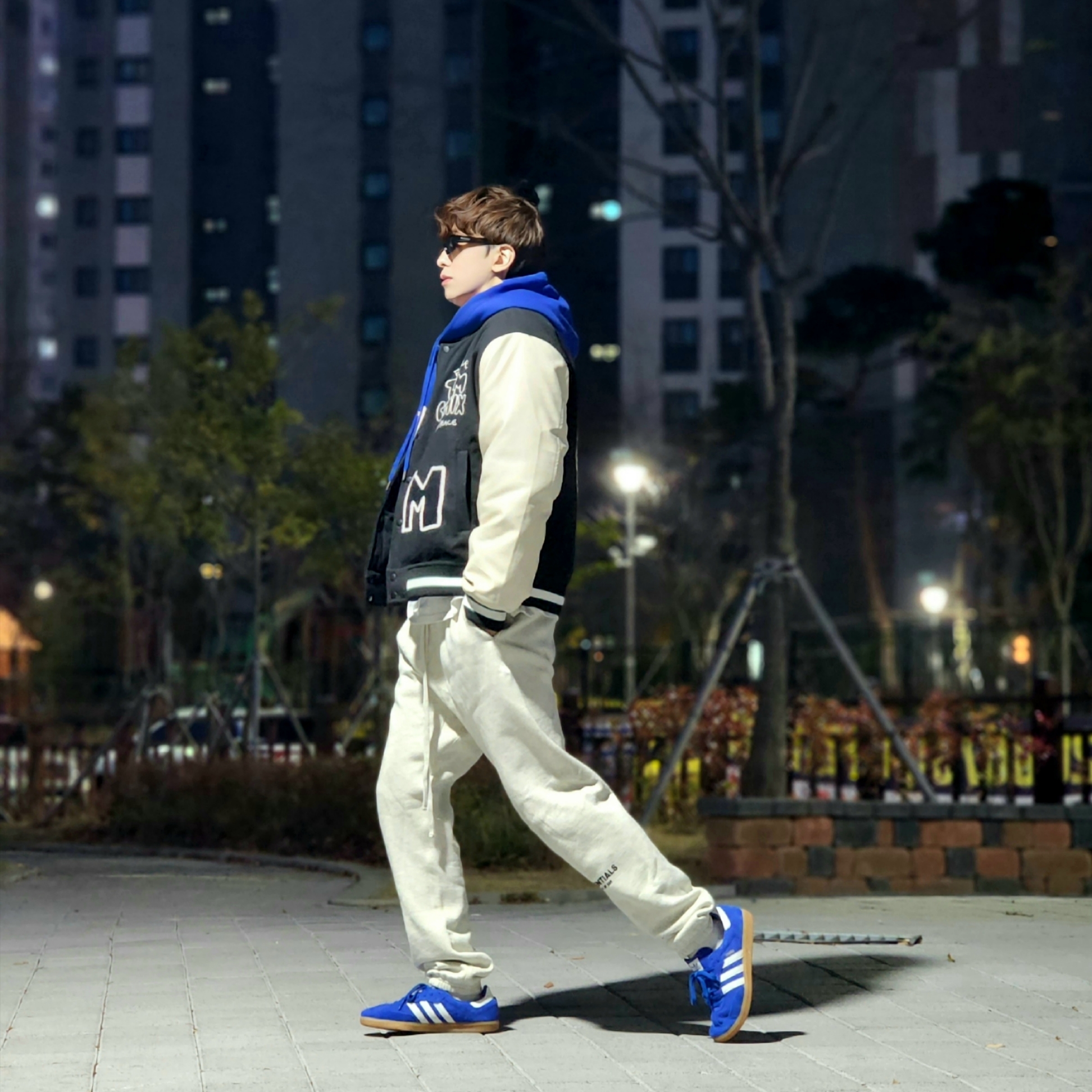 Adidas Samba OG Royal Blue, Essentials The Core Collection Sweatpants Light Oatmeal 착용 스타일 - 4