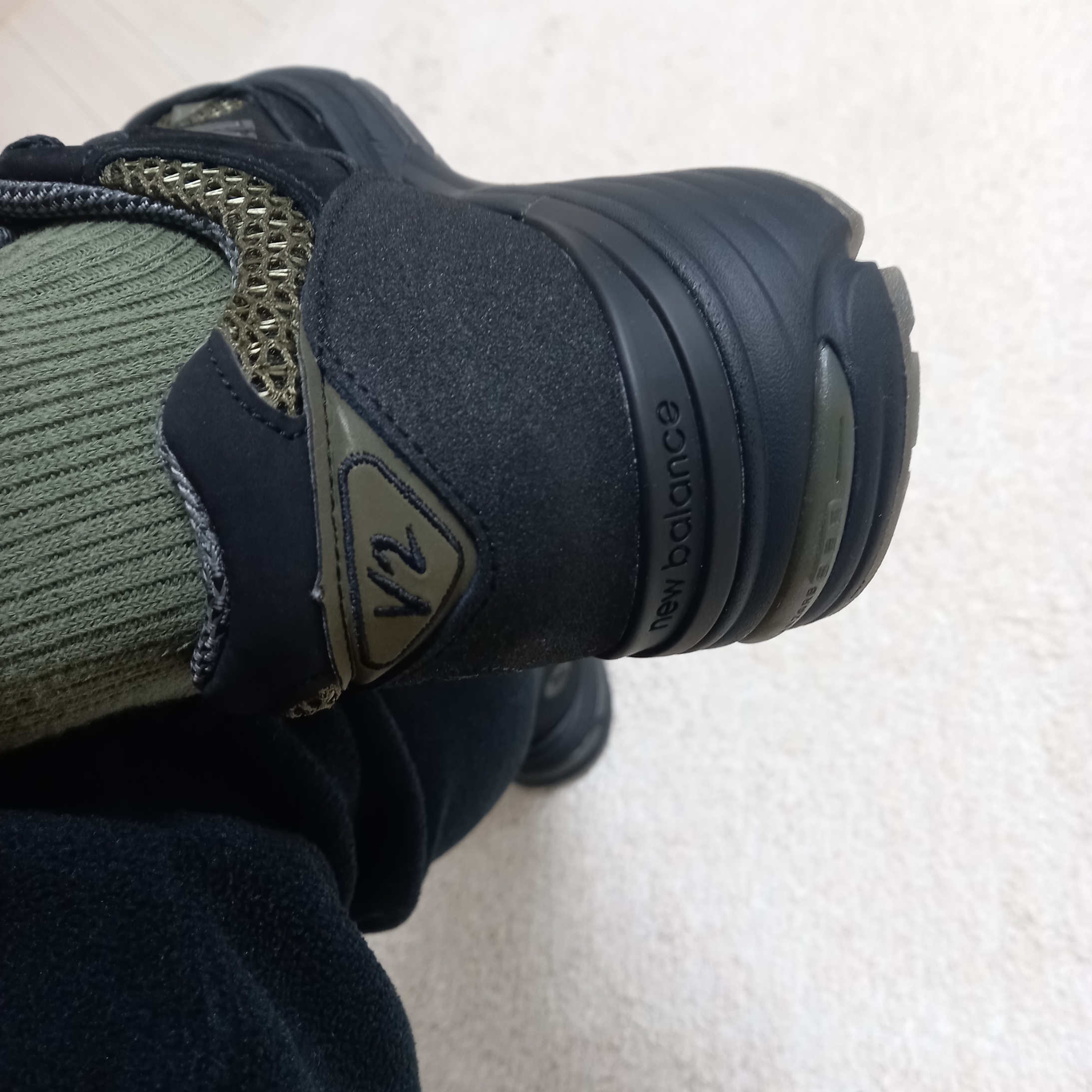 New Balance x Stone Island 991v2 Made in UK Black Olive Night, Stone Island 313L1 Stretch Broken Twill Cotton Garment Dyed Old Effect Cargo Pants Black - 23FW 착용 스타일 - 4