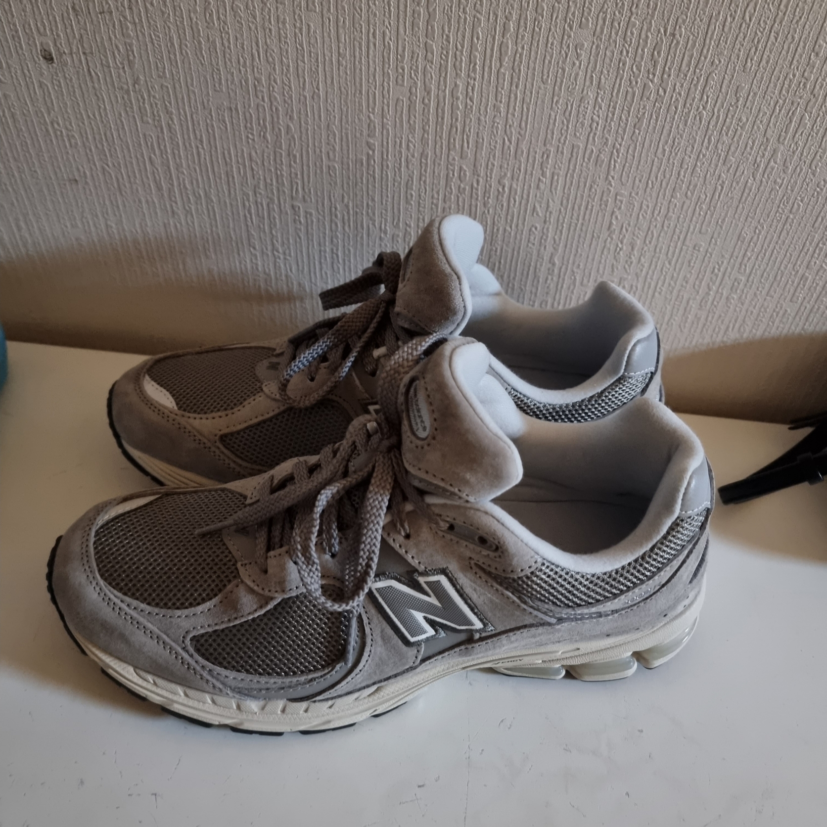 New Balance 2002R Grey 착용 스타일