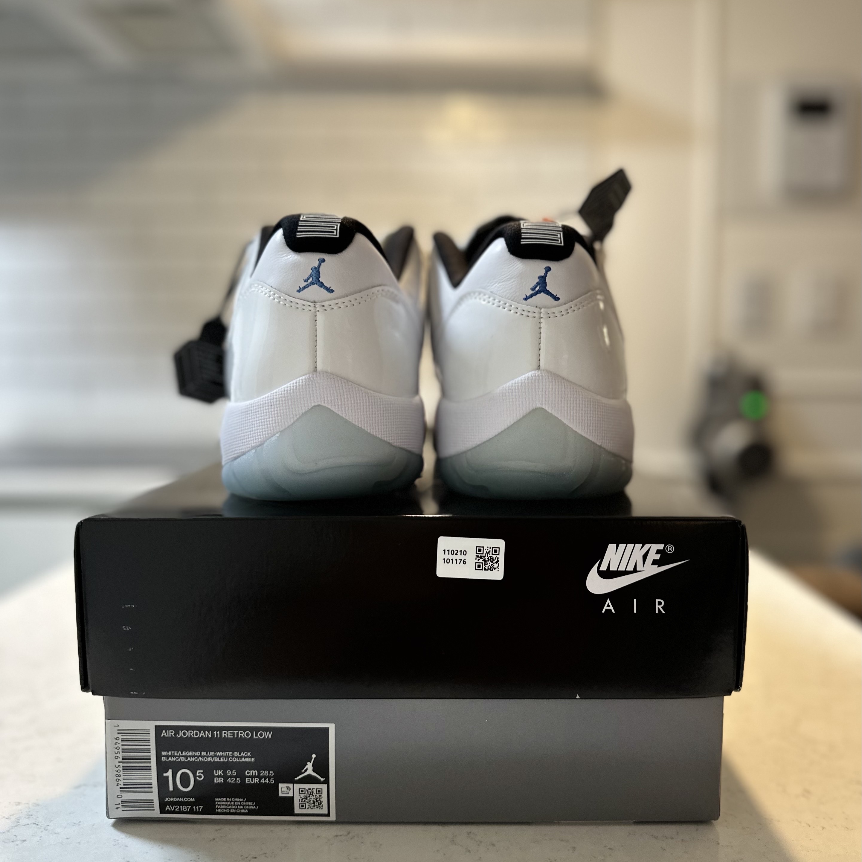Jordan 11 Retro Low Legend Blue 착용 스타일 - 3