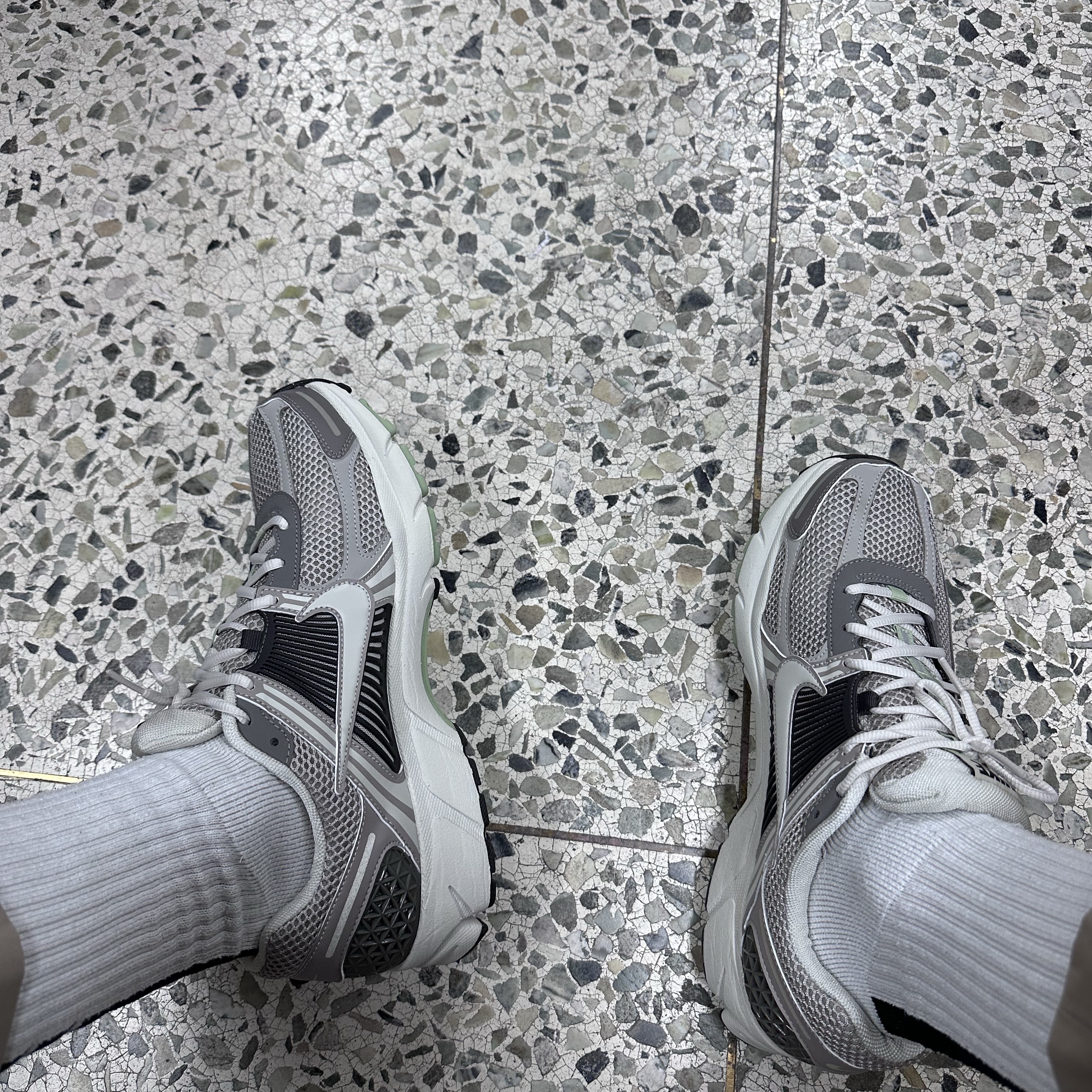 (W) Nike Zoom Vomero 5 Cobblestone and Flat Pewter 착용 스타일