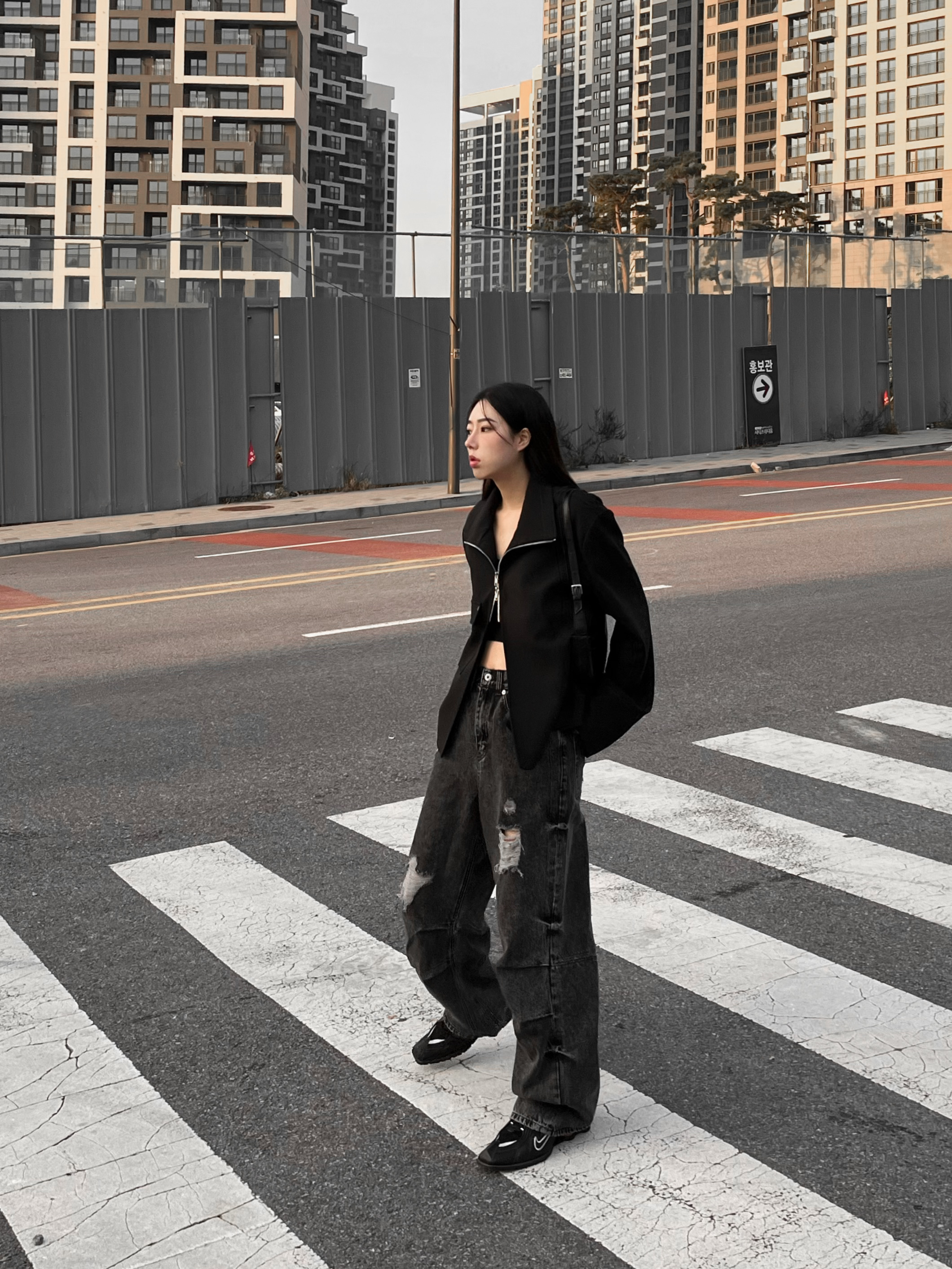 Nike x Martine Rose Shox MR4 Black 착용 스타일 - 3
