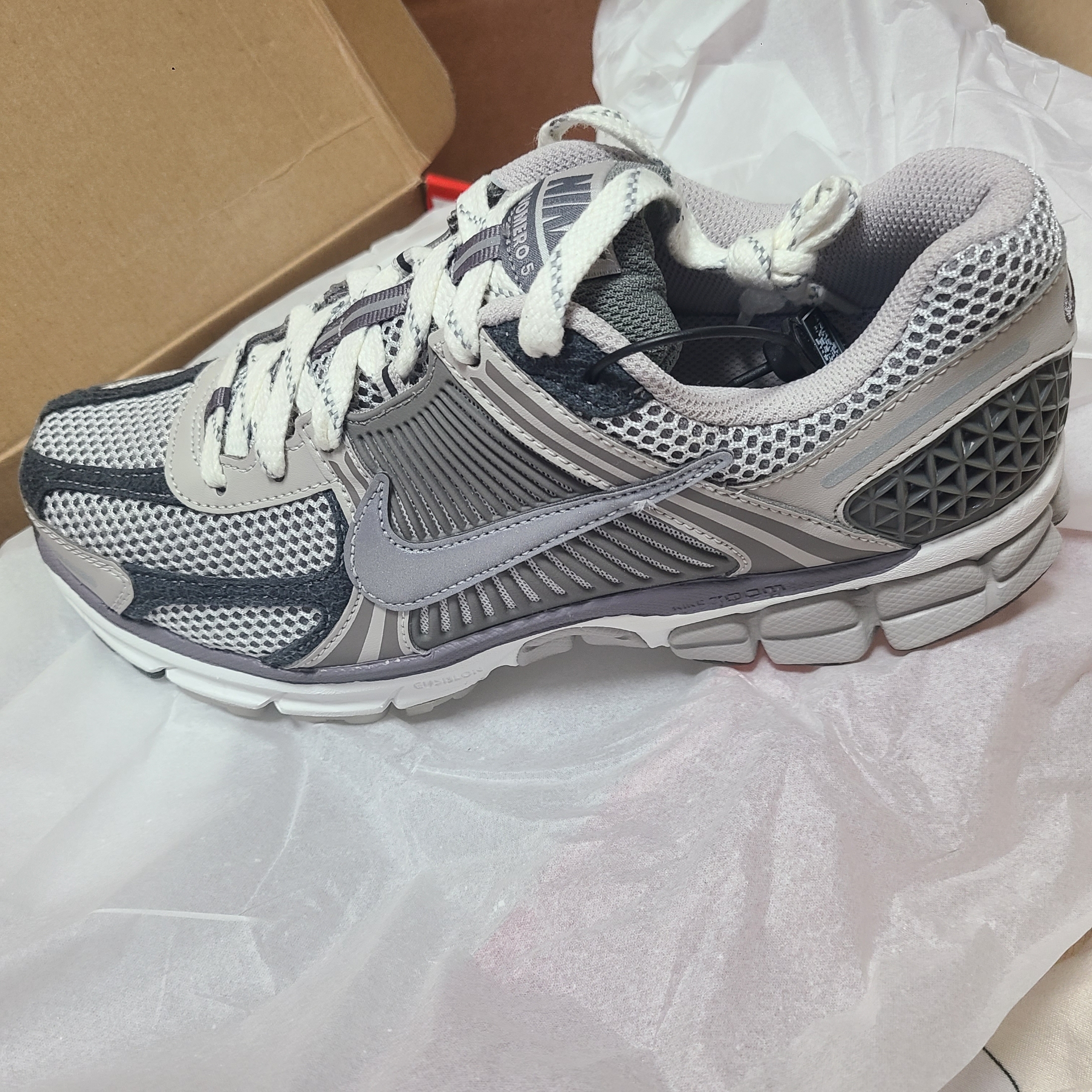 Nike Zoom Vomero 5 PRM Light Iron Ore and Flat Fewter 착용 스타일 - 1