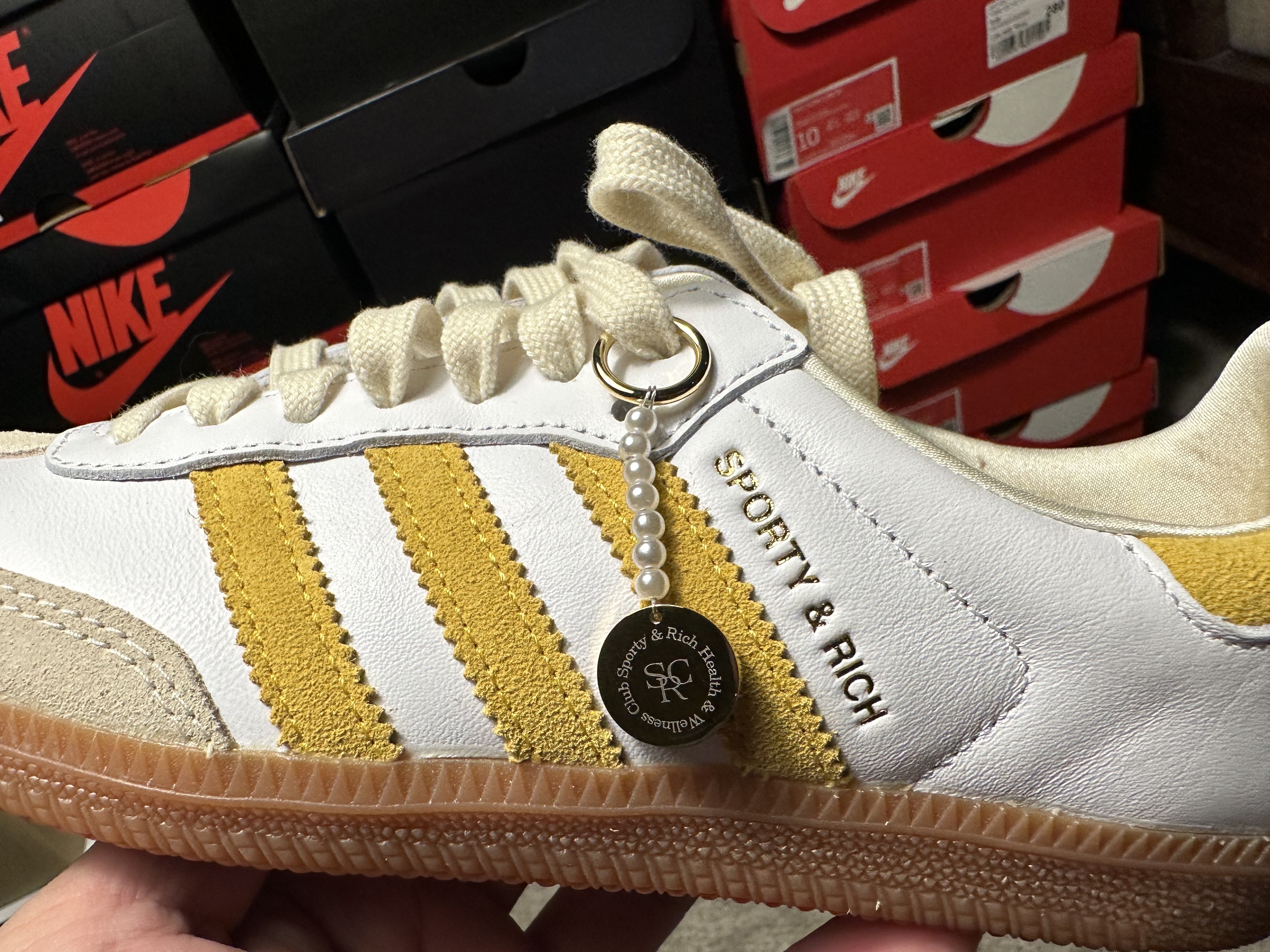 Adidas x Sporty & Rich Samba OG Cloud White Bold Gold 착용 스타일 - 4