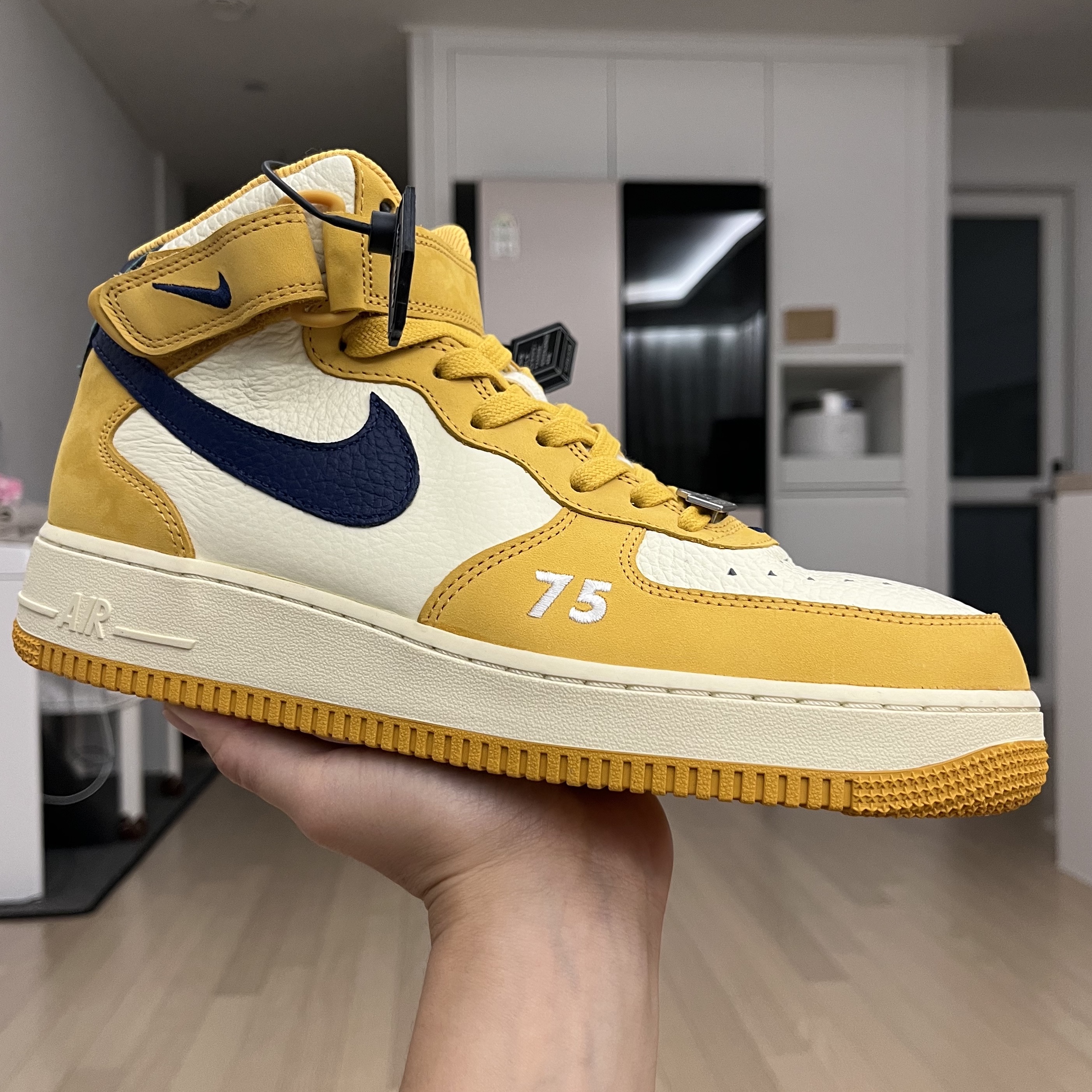 Nike Air Force 1 Mid Paris 착용 스타일 - 2