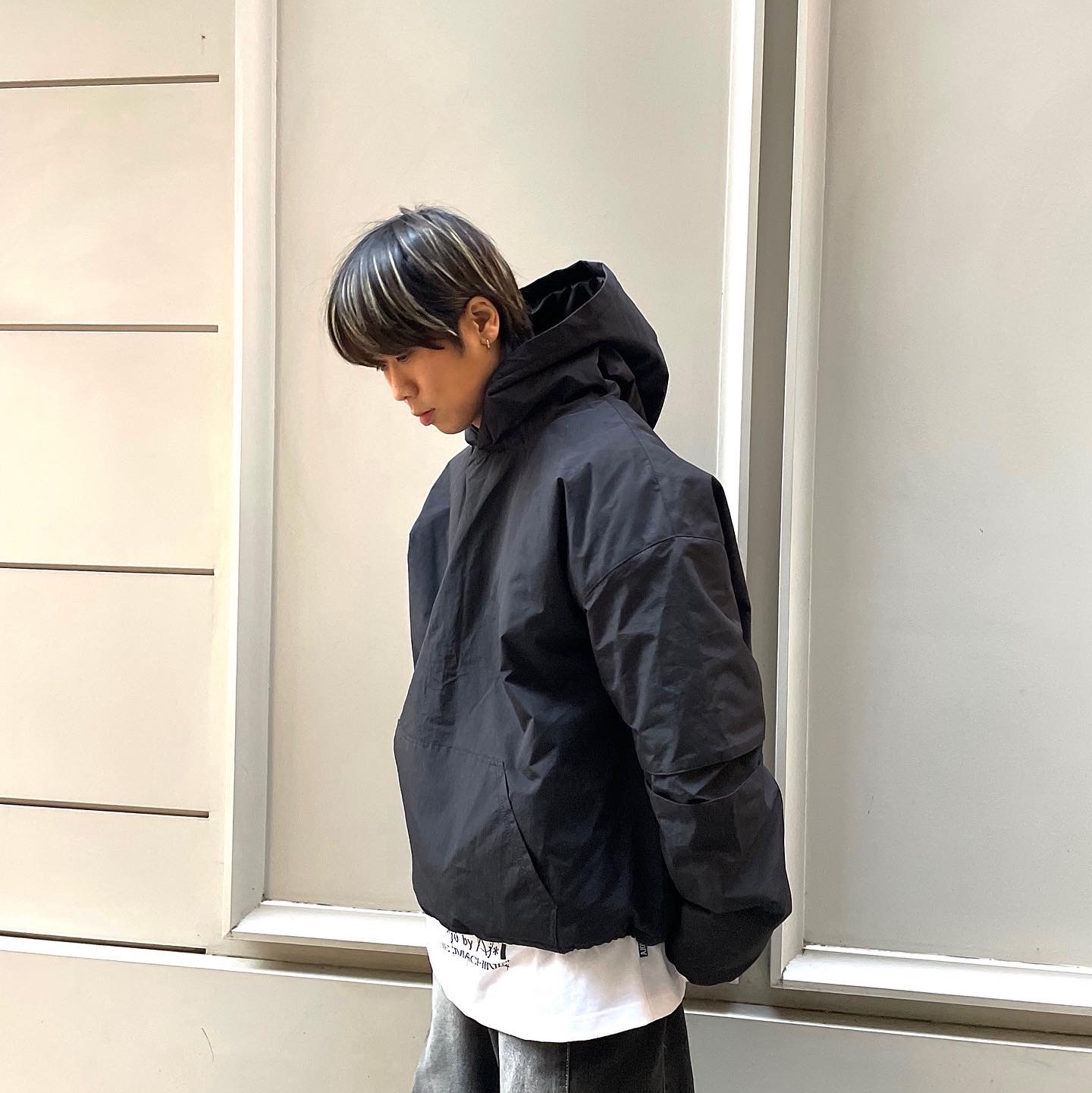 Nike Air Force 1 '07 Low Triple Black 착용 스타일 - 3