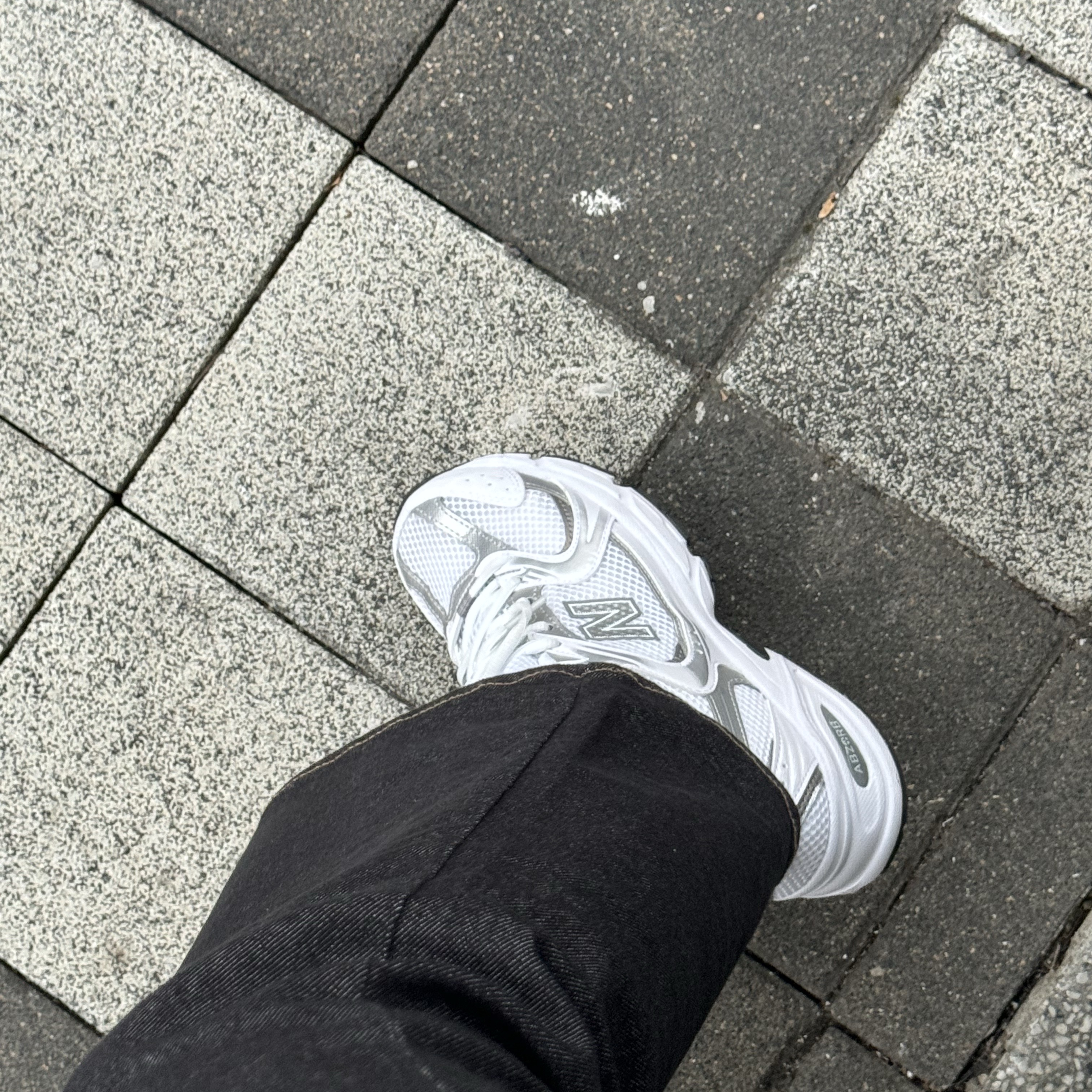 New Balance 530 White Silver 착용 스타일