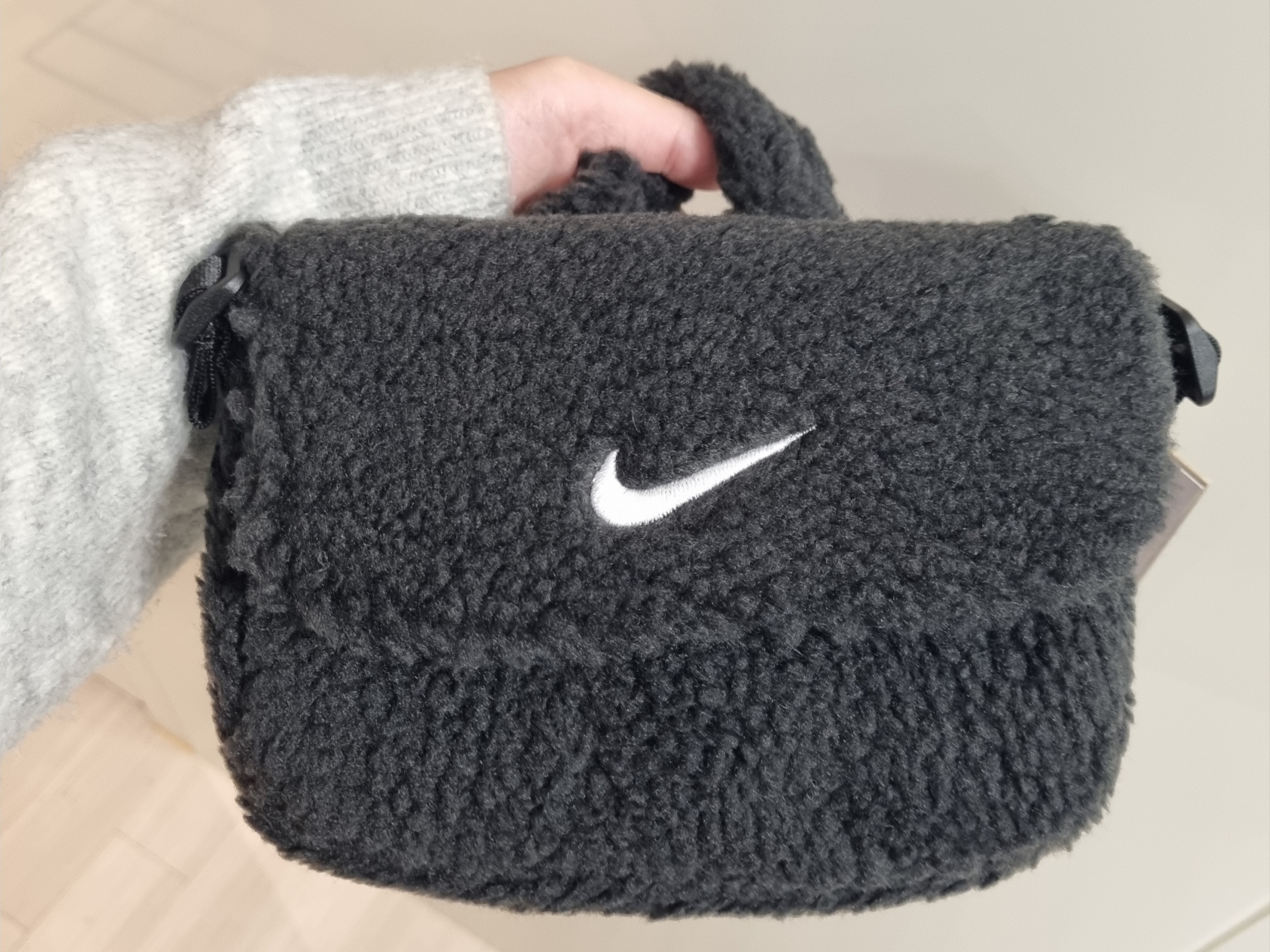 (Kids) Nike NSW Faux Fur Crossbody Bag Black 착용 스타일