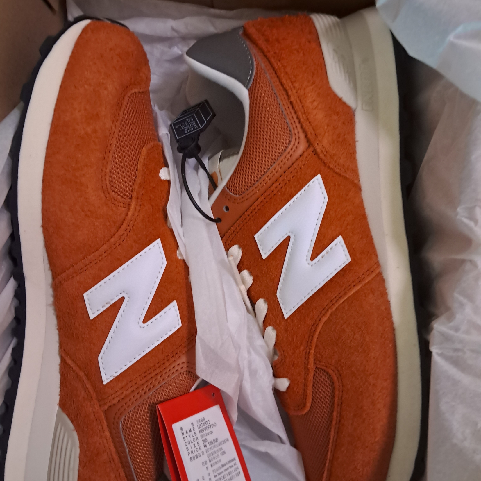 New Balance 574 Heritage Orange Burst White 착용 스타일