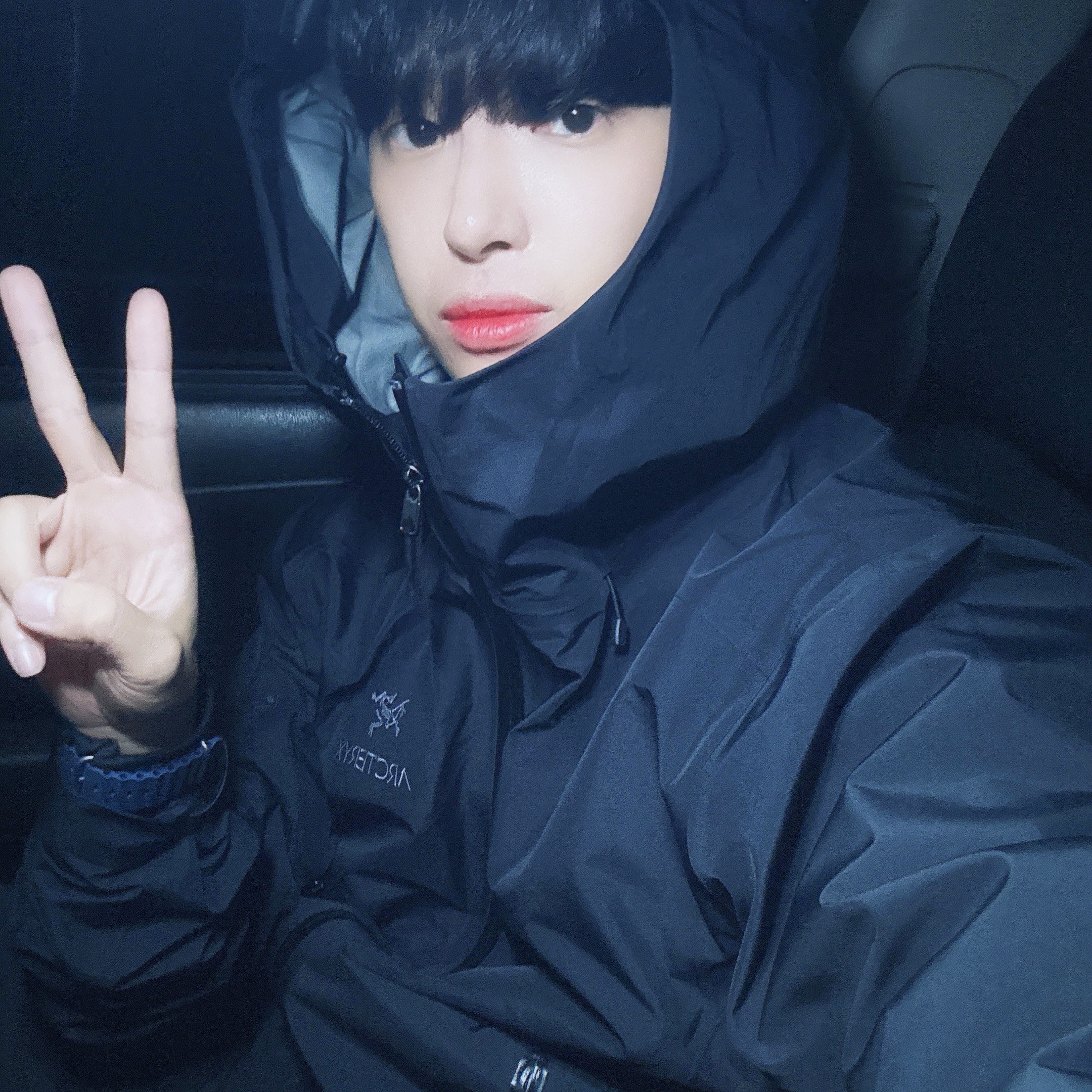 Arc'teryx Beta LT Jacket Black, Apple Watch Ultra 2 49mm Titanium Case with Ocean Band Blue (Korean Ver.) 착용 스타일