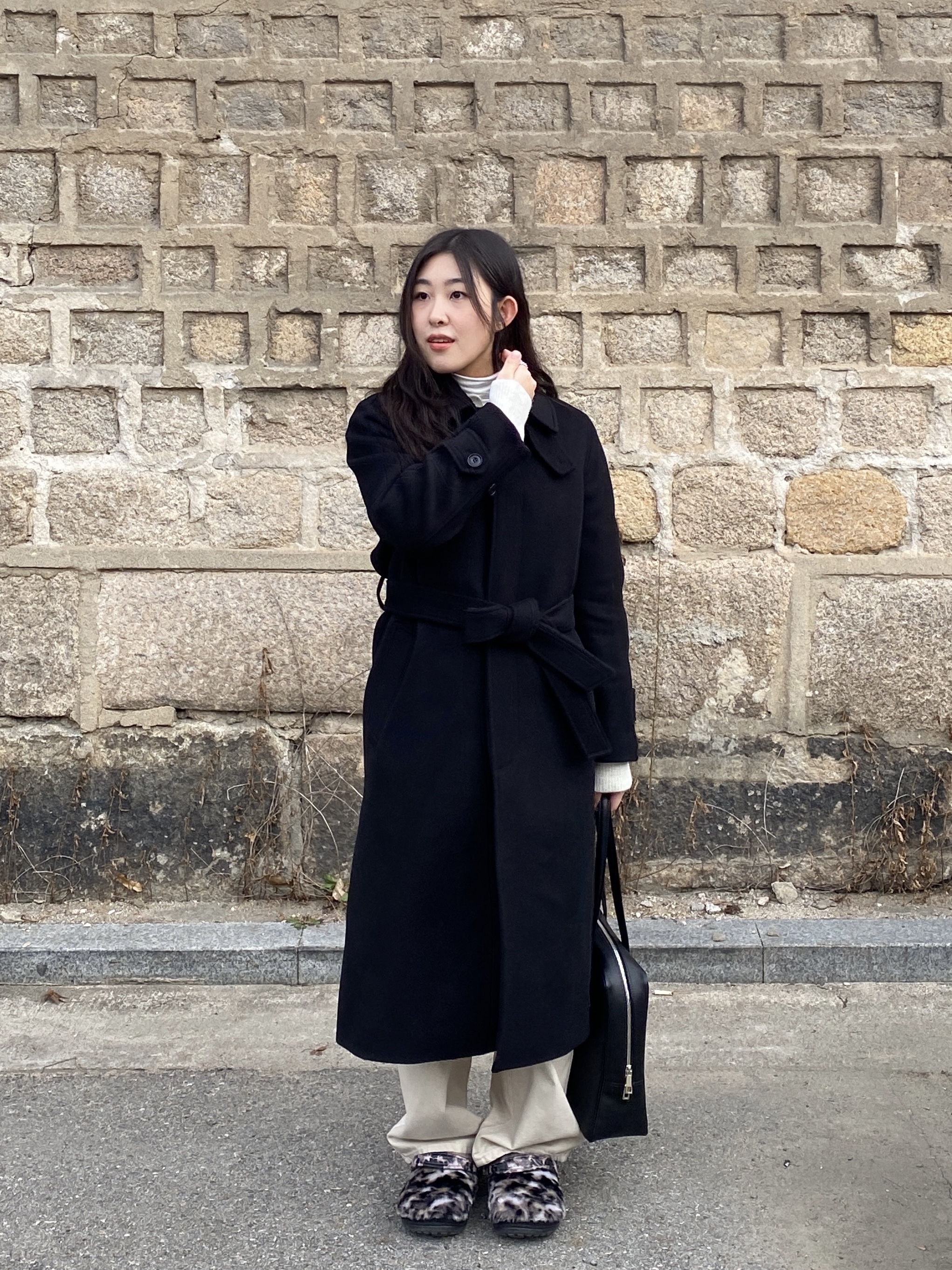 Crocs Classic Fur Sure Clog Black Multi 착용 스타일 - 1