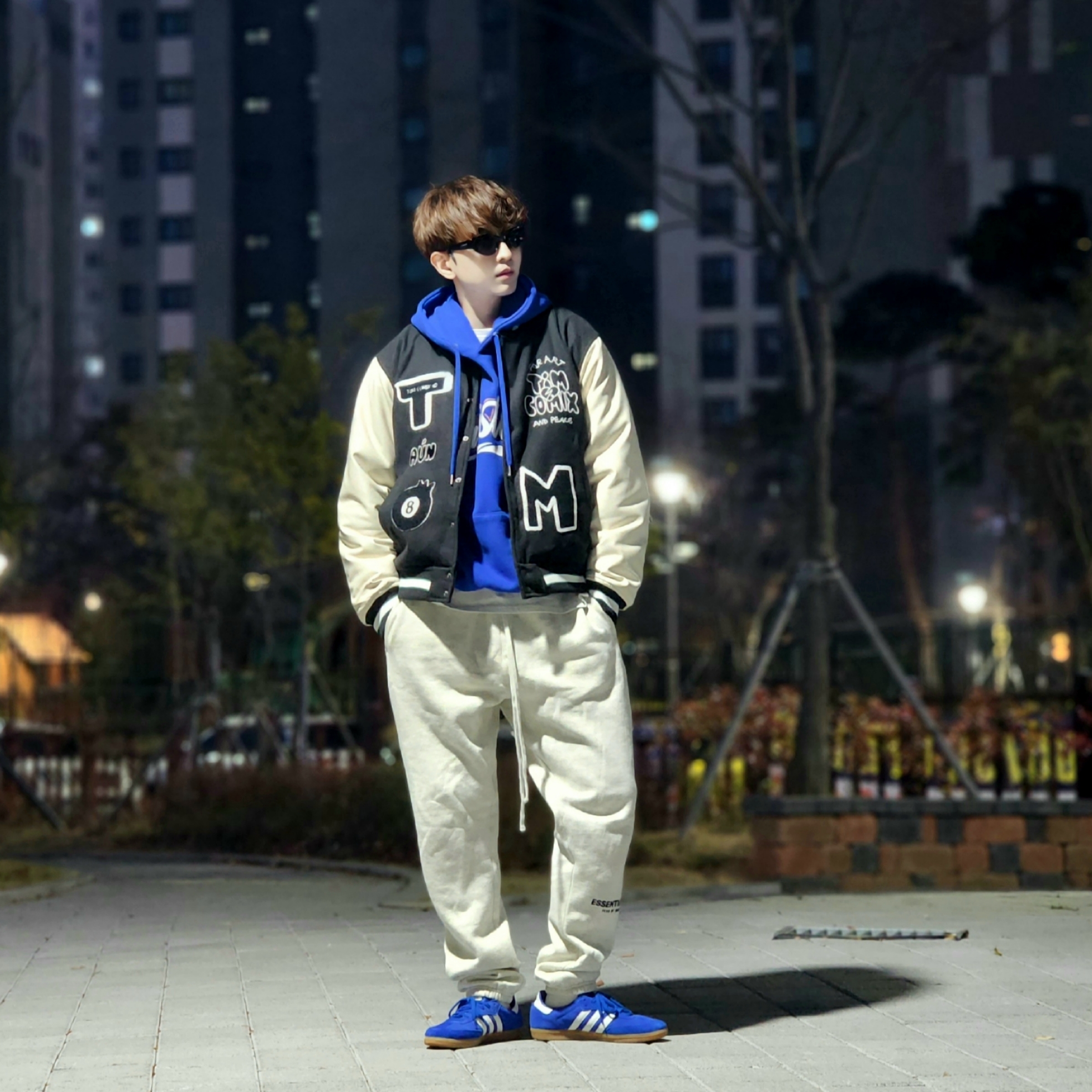 Adidas Samba OG Royal Blue, Essentials The Core Collection Sweatpants Light Oatmeal 착용 스타일 - 5