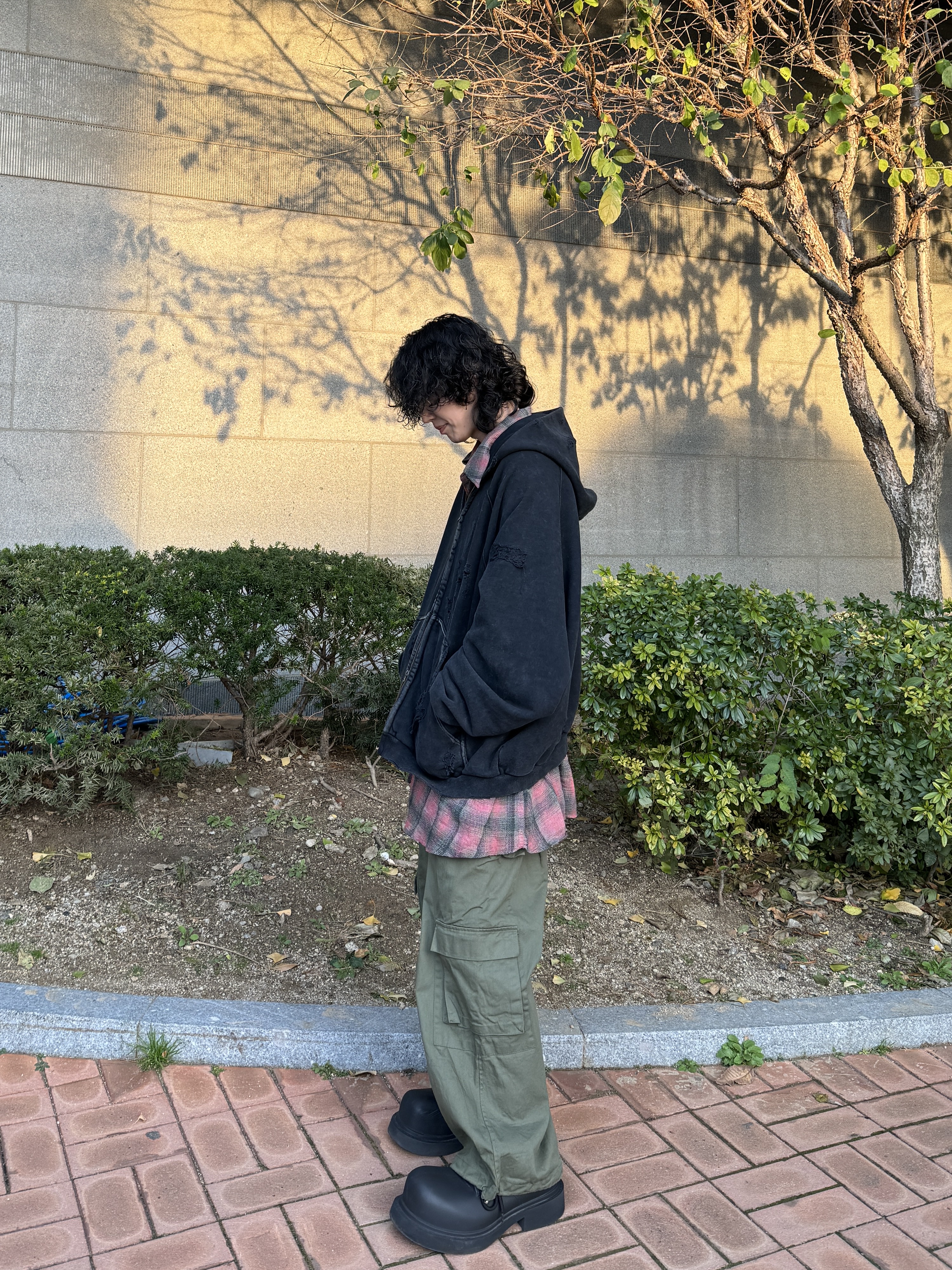 Nonnod x Shinsegae Distressed Zip-Up Hoodie Washed Black, Our Legacy Borrowed Shirt Big Lumbercheck Print 착용 스타일 - 3