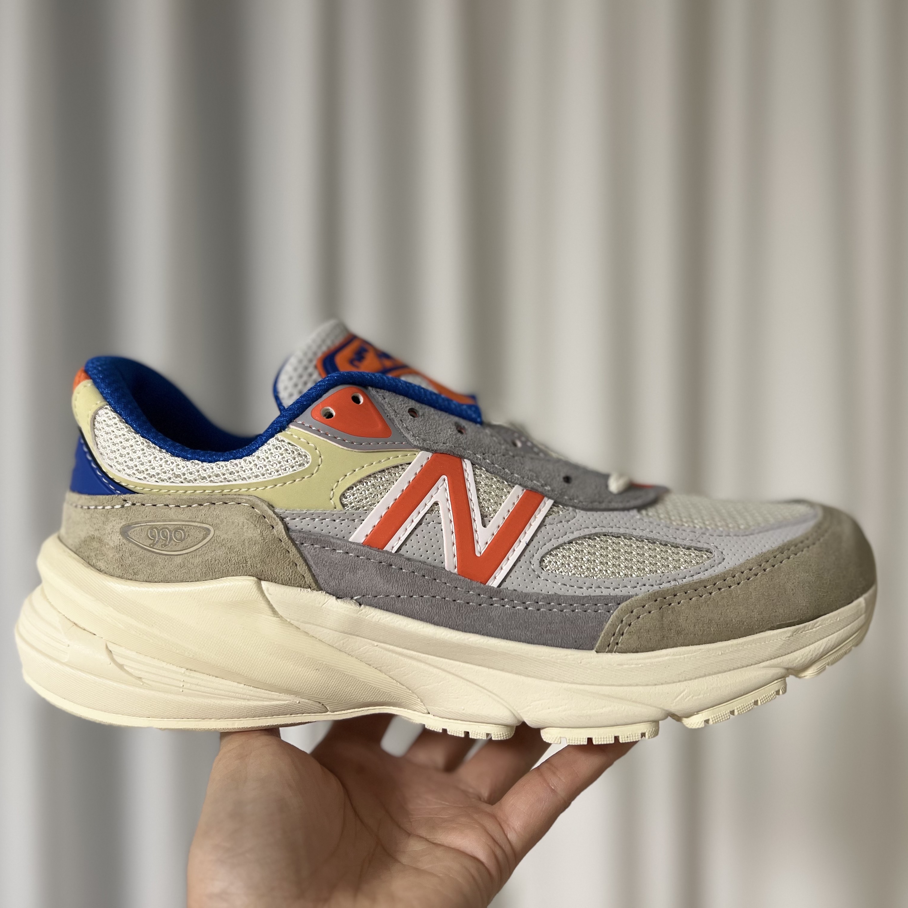 New Balance x Kith x Madison Square Garden 990v6 Made in USA Angora Royal Blue 착용 스타일 - 3