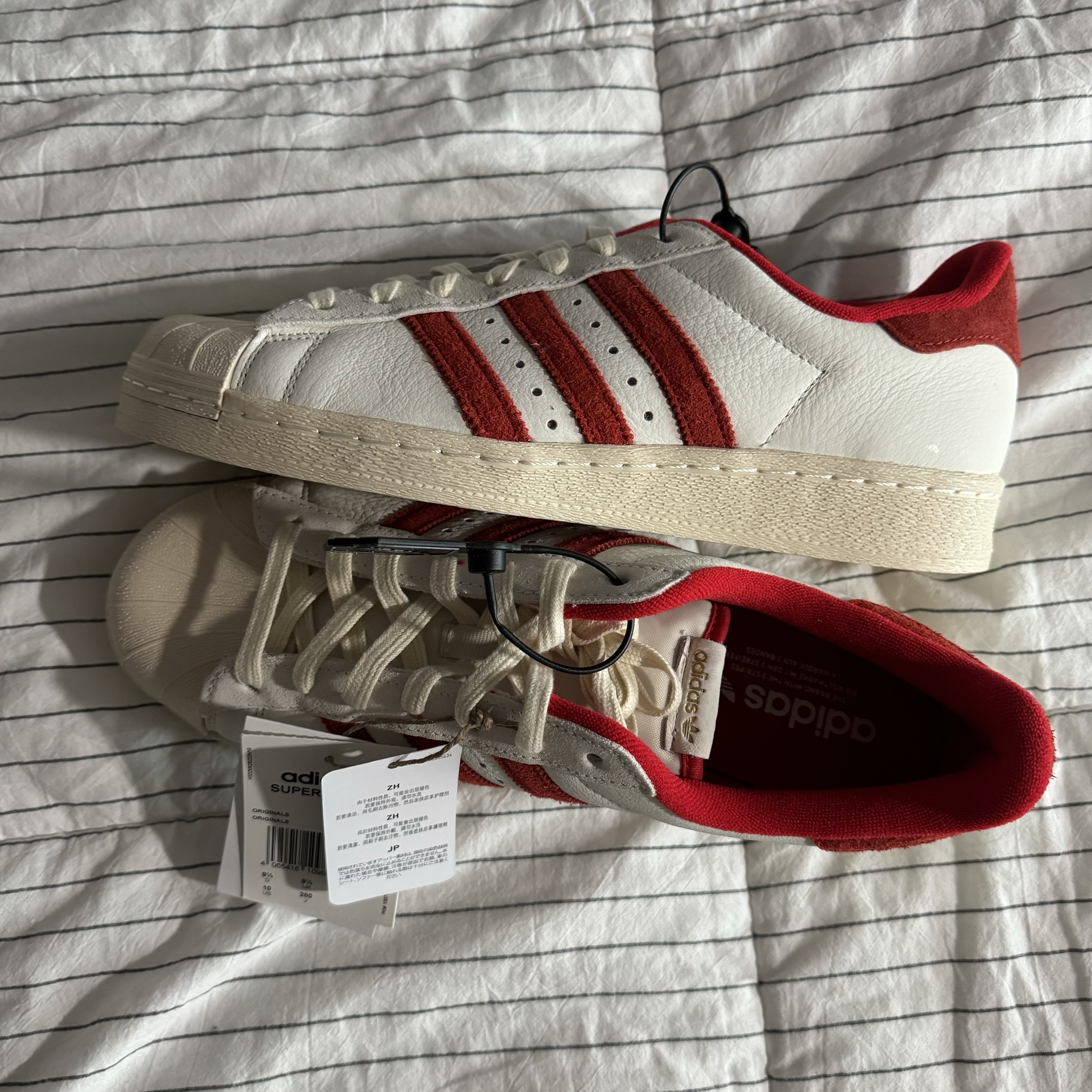 Adidas Superstar 82 Cloud White Vivid Red 착용 스타일