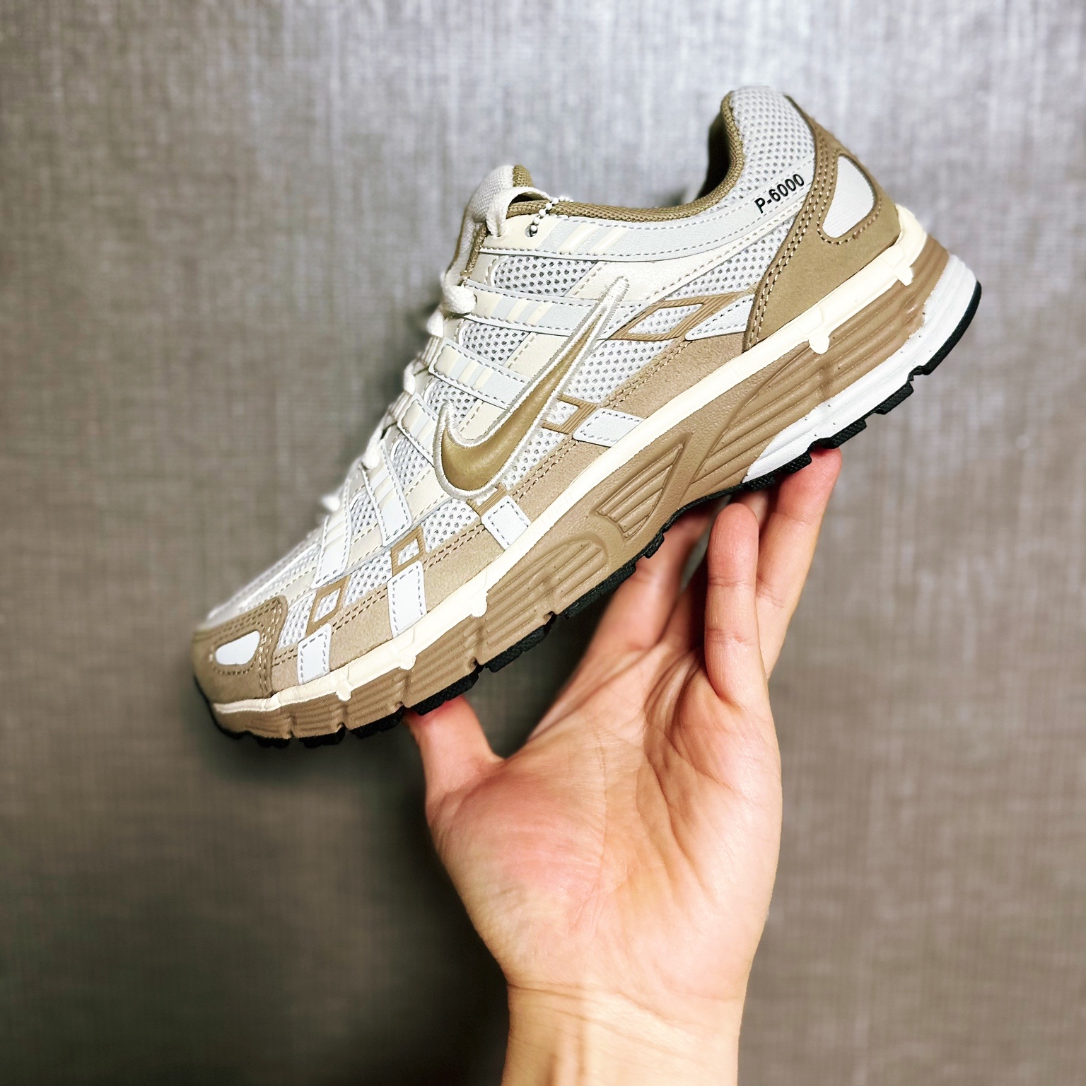Nike P-6000 PRM Hangul Day Photon Dust Khaki 착용 스타일 - 2