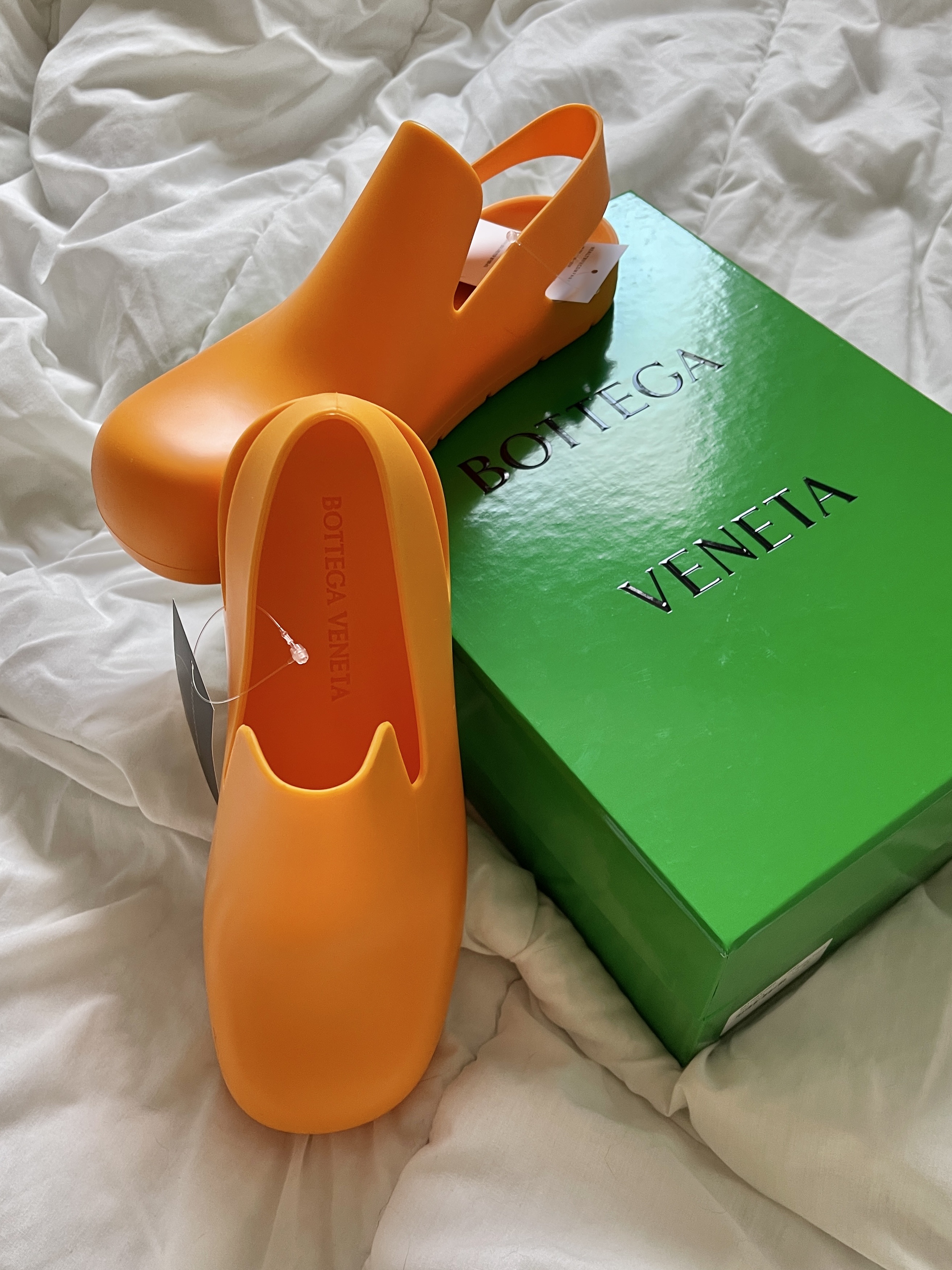 (W) Bottega Veneta Puddle Sandals Tangerine, Chanel Small Gabrielle Backpack Aged Calfskin & Gold Silver Black 착용 스타일 - 4