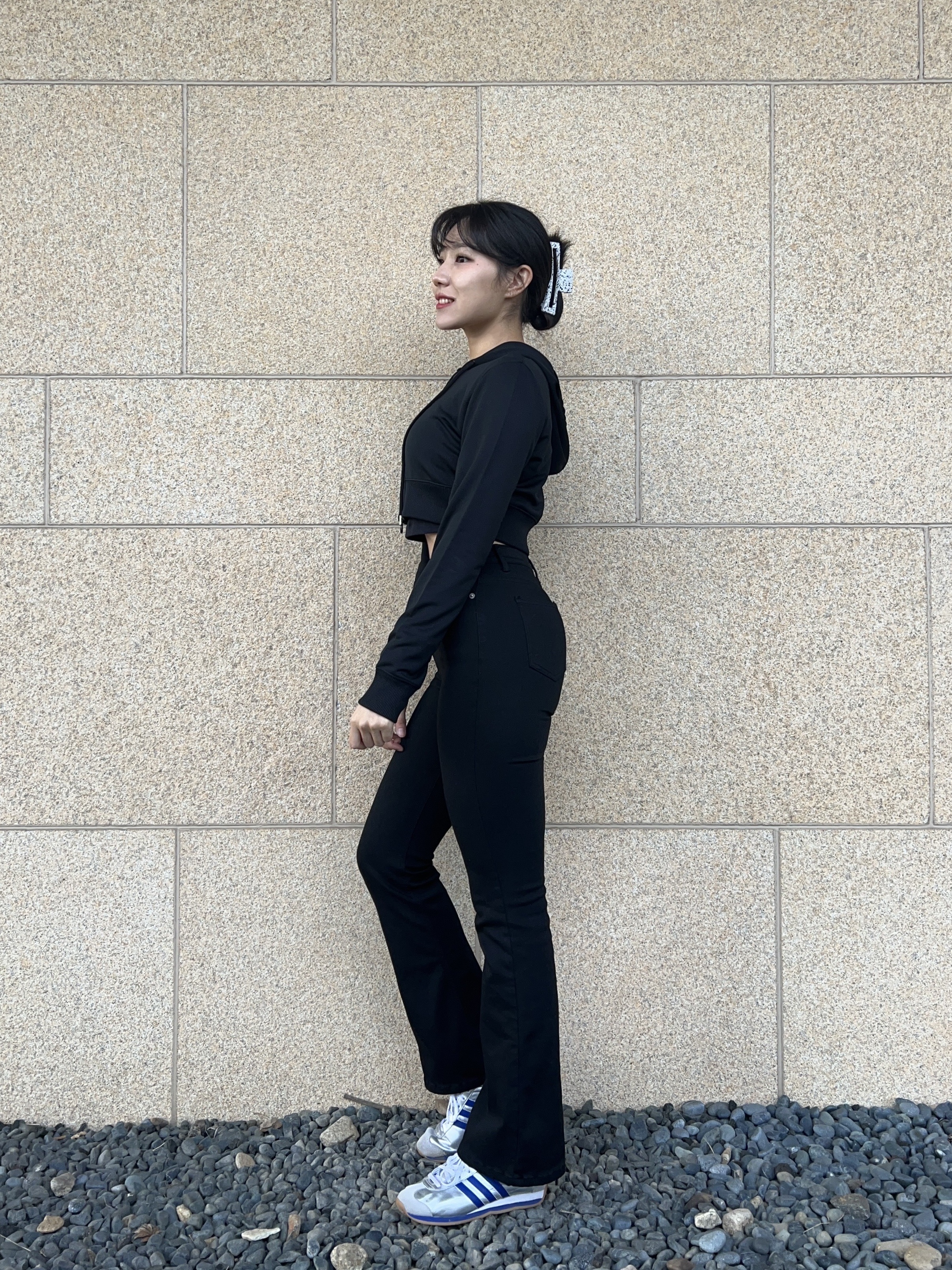 Adidas Country OG Matte Silver Bright Blue, (W) Courreges Cropped Hoodie with Zip Black 착용 스타일 - 3